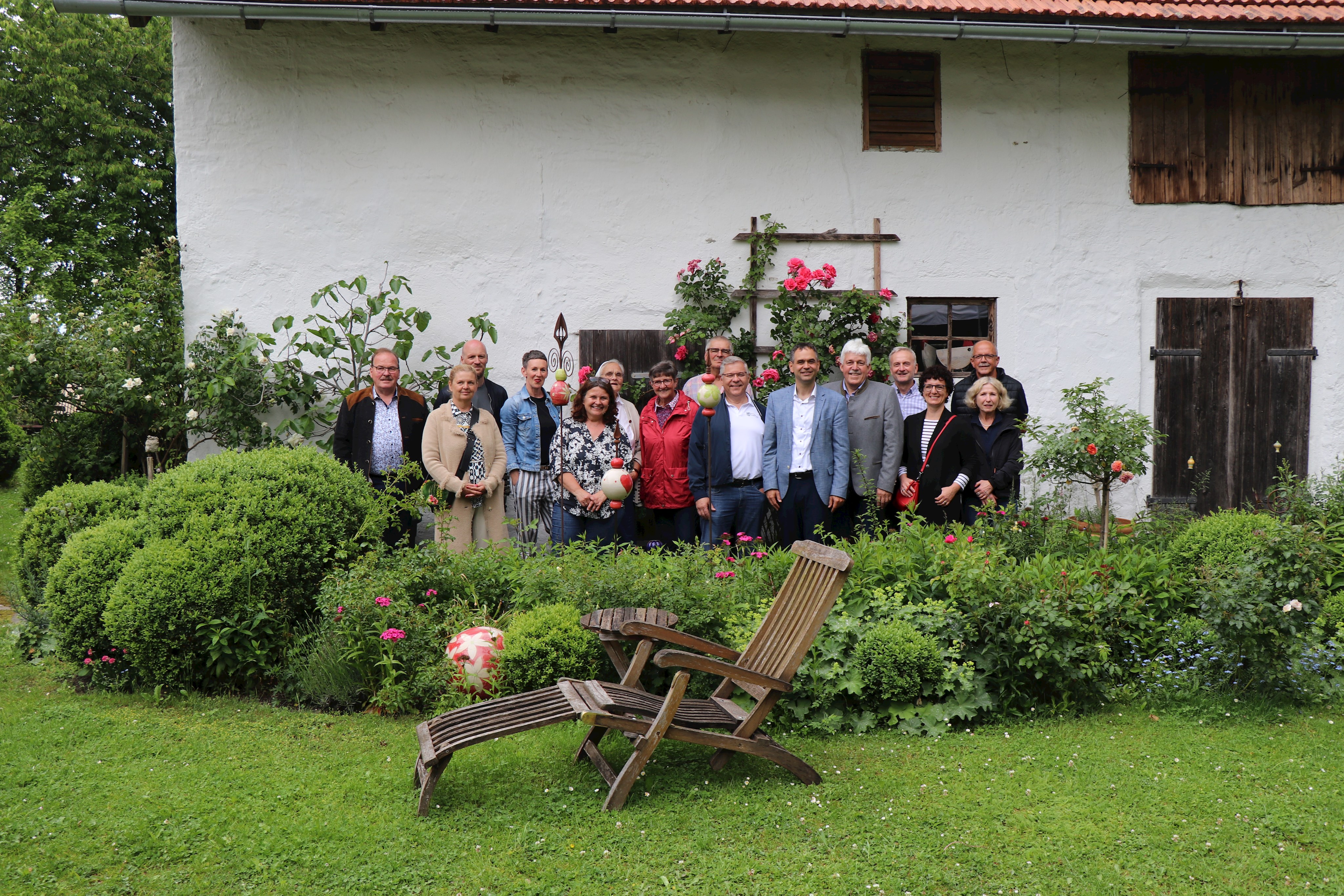 Bei der Auftaktveranstaltung im Garten vom Familie Hobelsberger: (v.l.) Fridolin Groiß, Waltraud Pünner, Florian Hirsch, Ellen Hirsch, Elisabeth Hobelsberger, Schwester Irene, Magdalena Eckl, Alois Mandl, Thomas Siebert, Raimund Kneidinger, Josef Hirschenauer, Alois Hobelsberger, Gundula Hammerl, Eva und Manfred Süß. Tag der offenen Gartentür - Gartenbesitzer