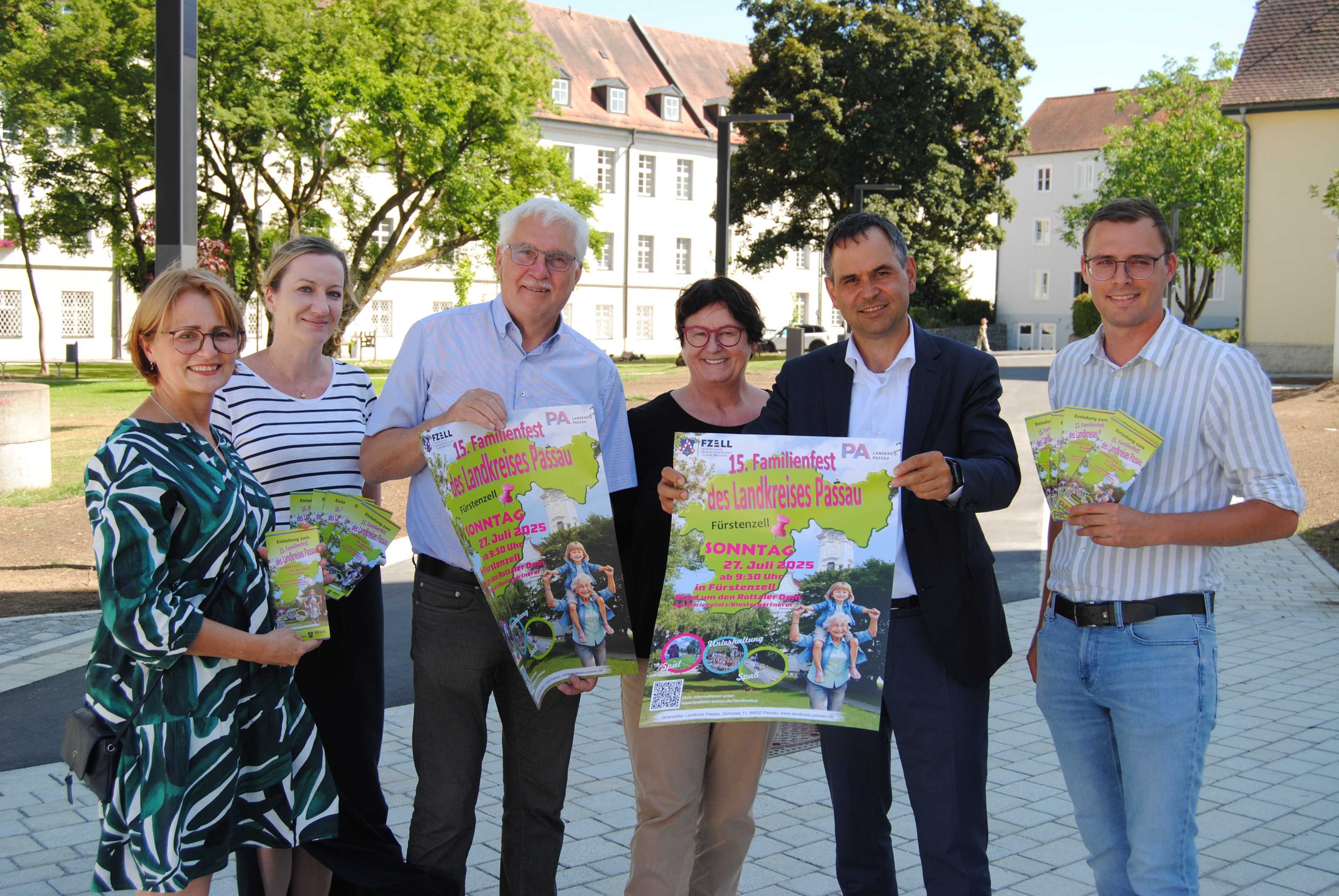 Freuen sich auf das Familienfest auf dem Marienplatz (v.r.): Koordinator Fabian Maier, Landrat Raimund Kneidinger, Sachgebietsleiterin Patrizia Hager, Bürgermeister Manfred Hammer, Veranstaltungsmanagerin Kerstin Karl und Geschäftsleiterin Karin Kellhammer (beide Marktgemeinde Fürstenzell)