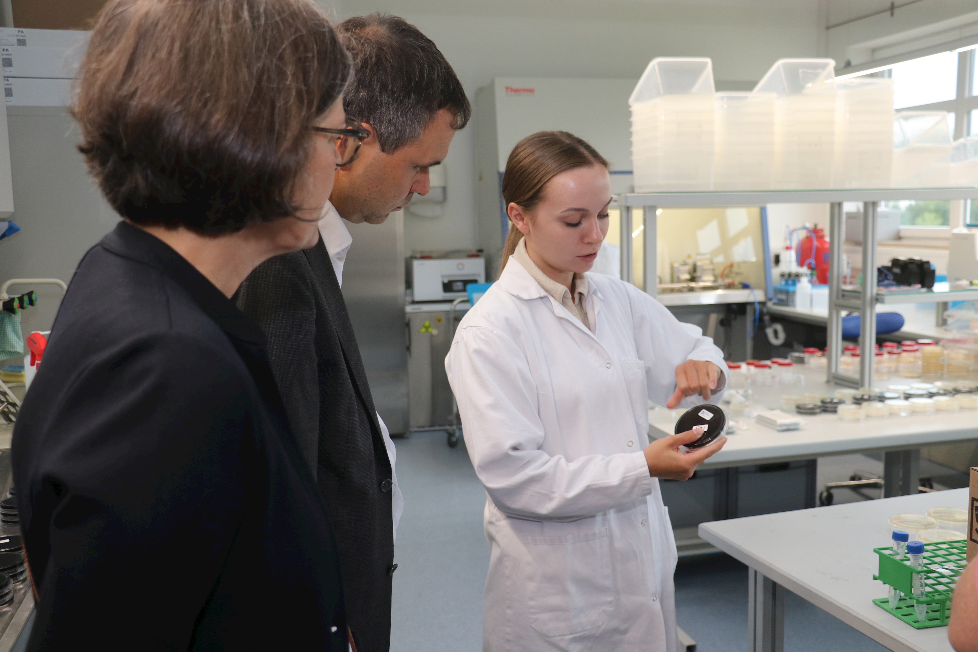 Die stellvertretende Abteilungsleiterin Mikrobiologie Anna Fiegler (v.r.) zeigte Landrat Raimund Kneidinger und Verena Schwarz, wie die einzelnen Proben im Labor erfasst und bearbeitet werden.