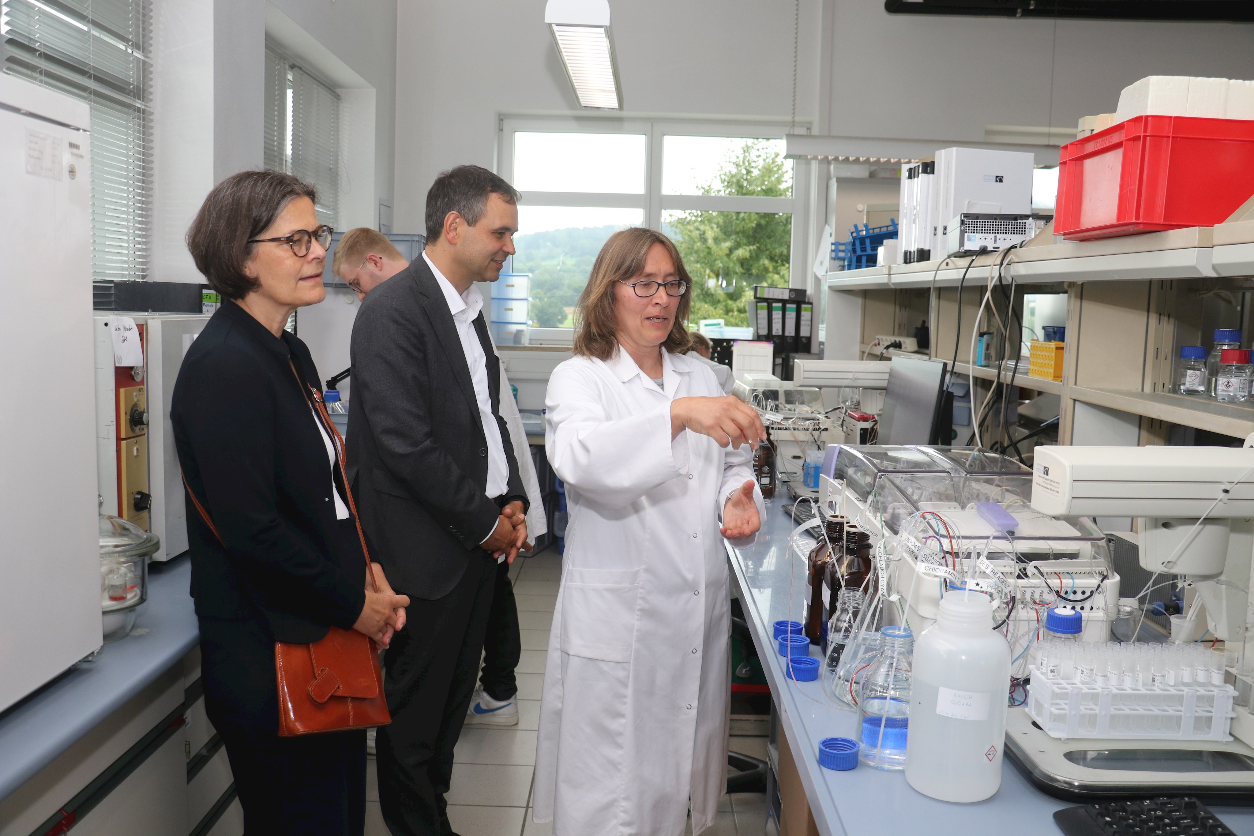 Wie die komplexen Untersuchungen im Chemielabor ablaufen konnte die Leiterin der Chemie-Abteilung, Karin Stadtherr (v.r.) Landrat Raimund Kneidinger und Verena Schwarz erklären.