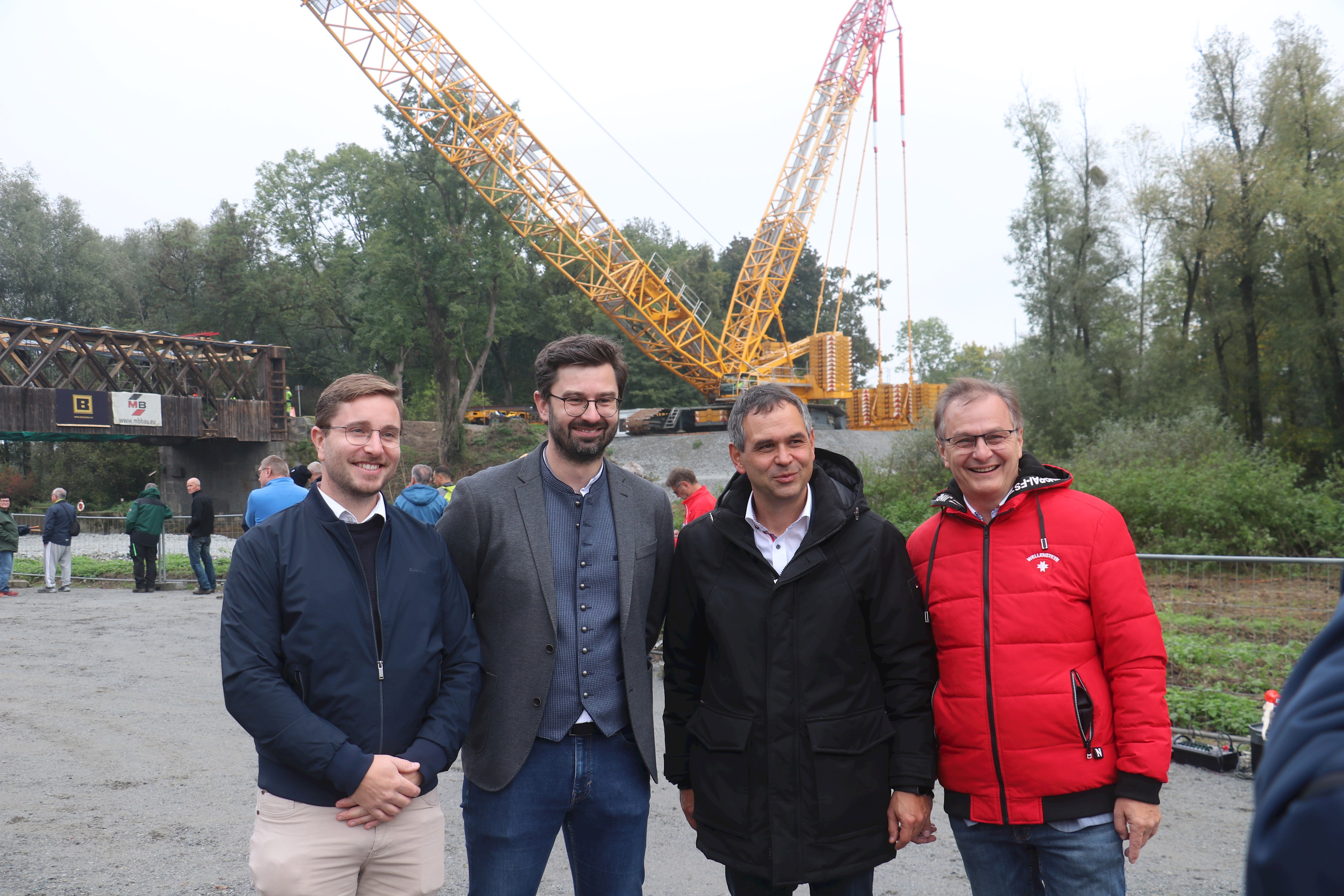 Freuen sich über den gelungen Aushub der historischen Rottbrücke (v.l.): Andreas Maier und Christian Hausinger (beide Kreisstraßenverwaltung), Landrat Raimund Kneidinger und Neuhaus' Bürgermeister Stephan Dorn.