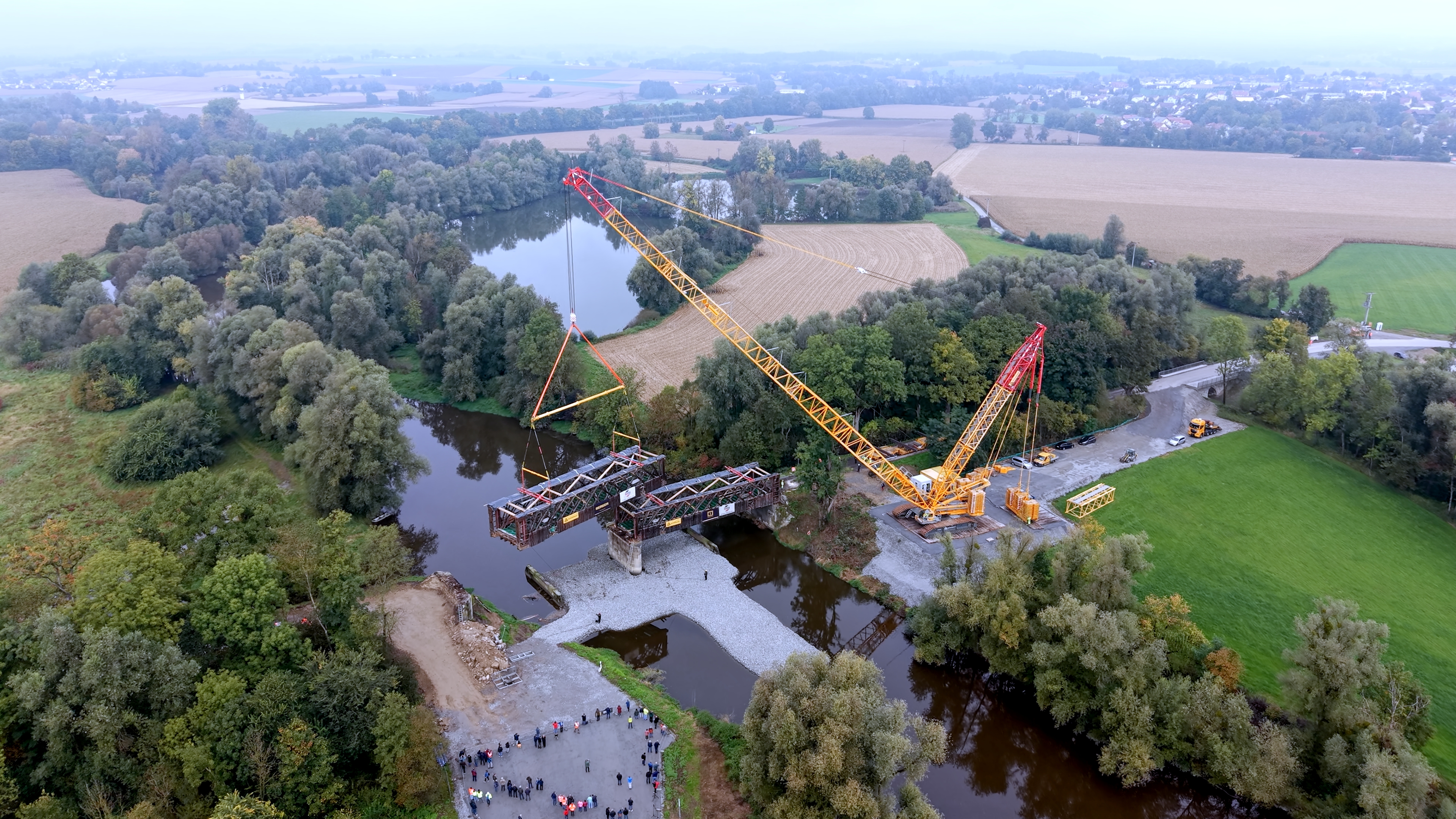 Brücke am Haken: Gelungener Aushub der historischen Holzbrücke über di