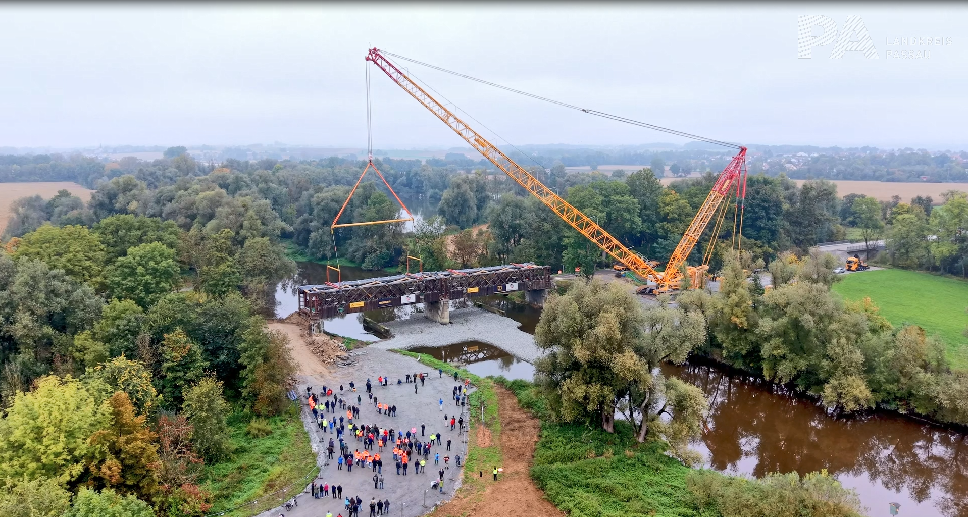Im Video: Historische Rottbrücke schwebt aus ihrem Fundament