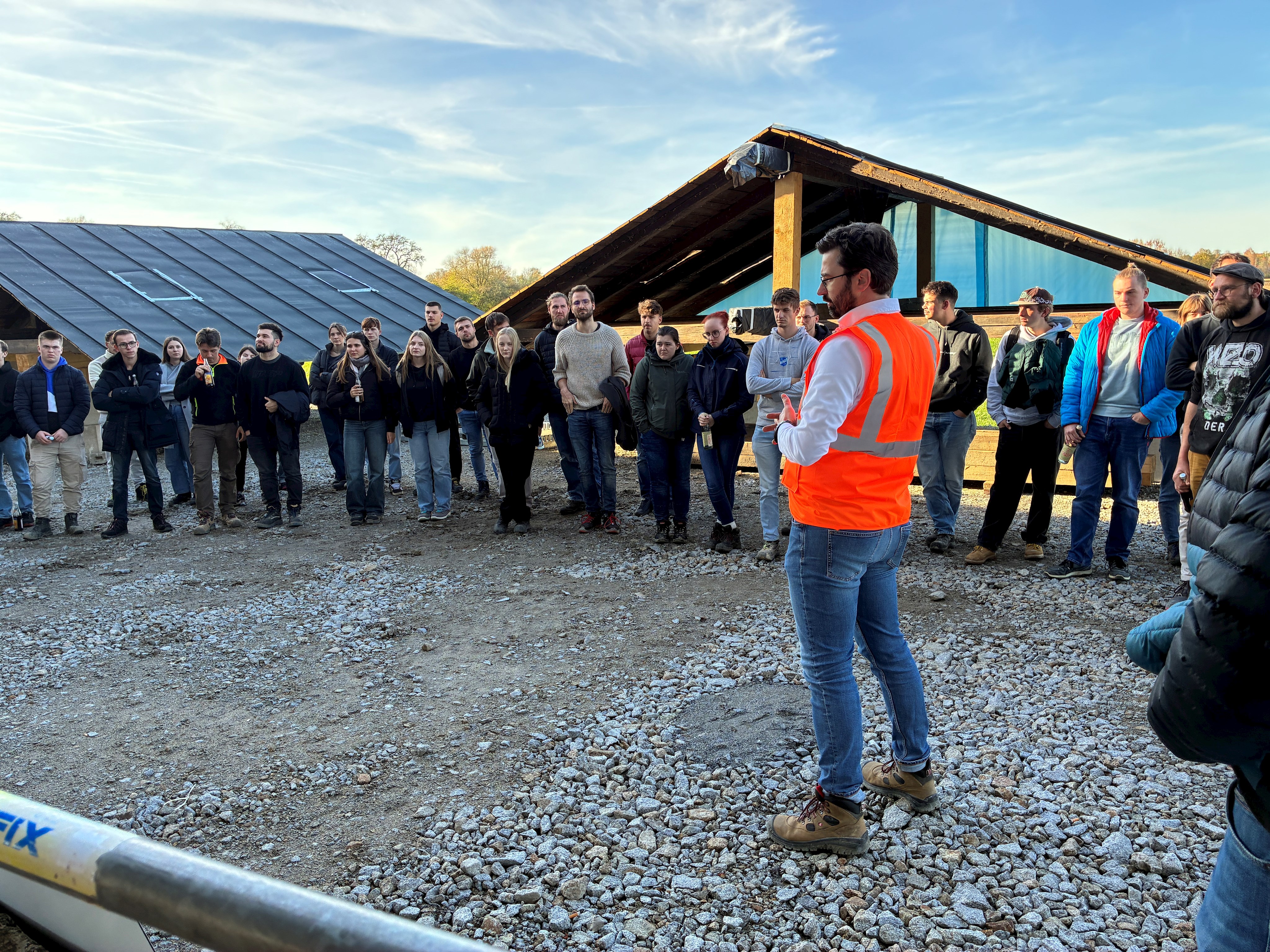 Projektleiter Christian Hausinger informiert die Studierenden über das Großprojekt Rottbrücke.