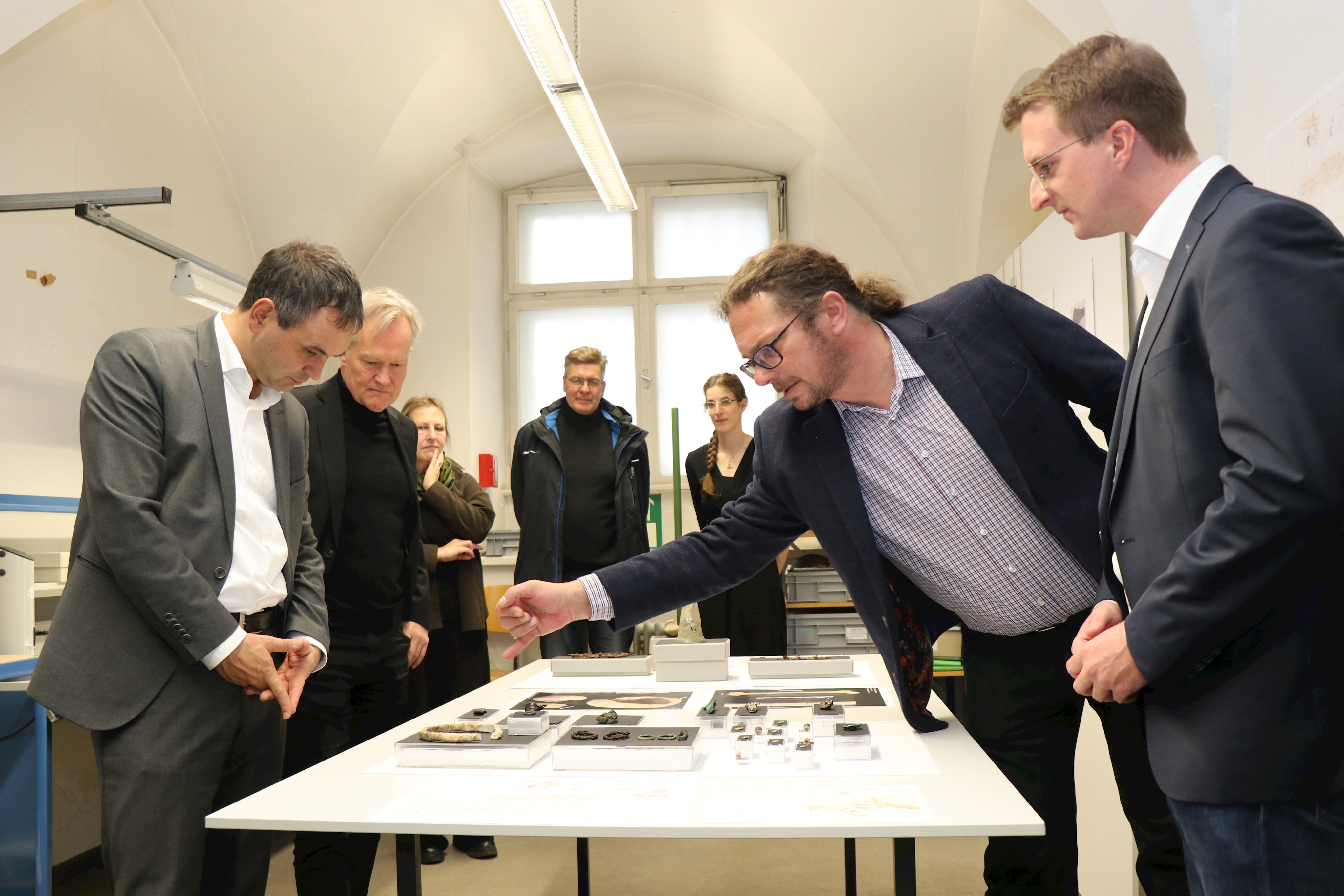 Kreisarchöologe Alois Spieleder (2.v.r.) erklärt die Grabbeigaben, die bei der Prinzessin von Würding gefunden wurden. Bad Füssings Bürgermeister Tobias Kurz (r.), Landrat Raimund Kneidinger (v.l.) und Generalkonservator Prof. Mathias Pfeil vom Bayerischen Landesamt für Denkmalpflege sind begeistert über die neuen Erkenntnisse, die bei den jüngsten Untersuchungen der Funde bekannt wurden.