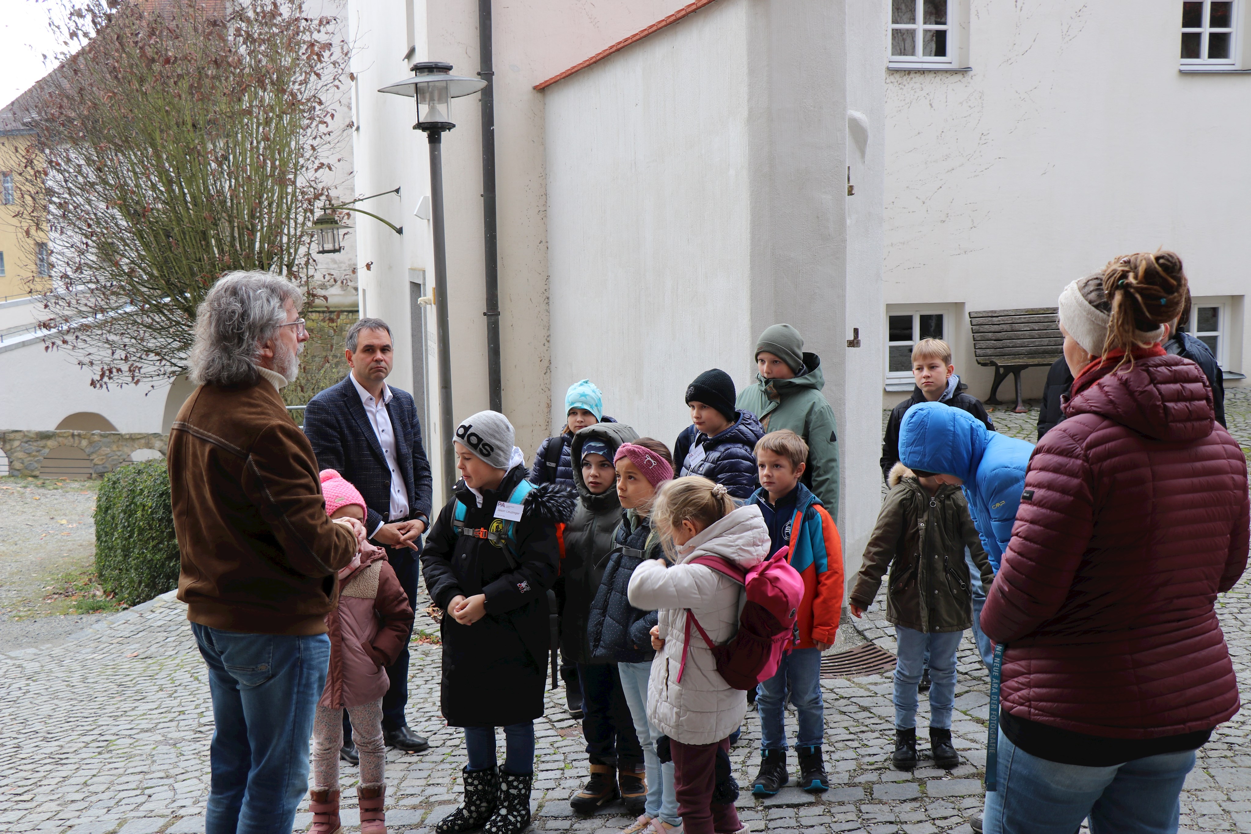 Auf Schloss Neuburg machten sich die Kinder zusammen mit Kulturreferent Christian Eberle (v.l.) und Landrat Raimund Kneidinger auf Entdeckungstour.