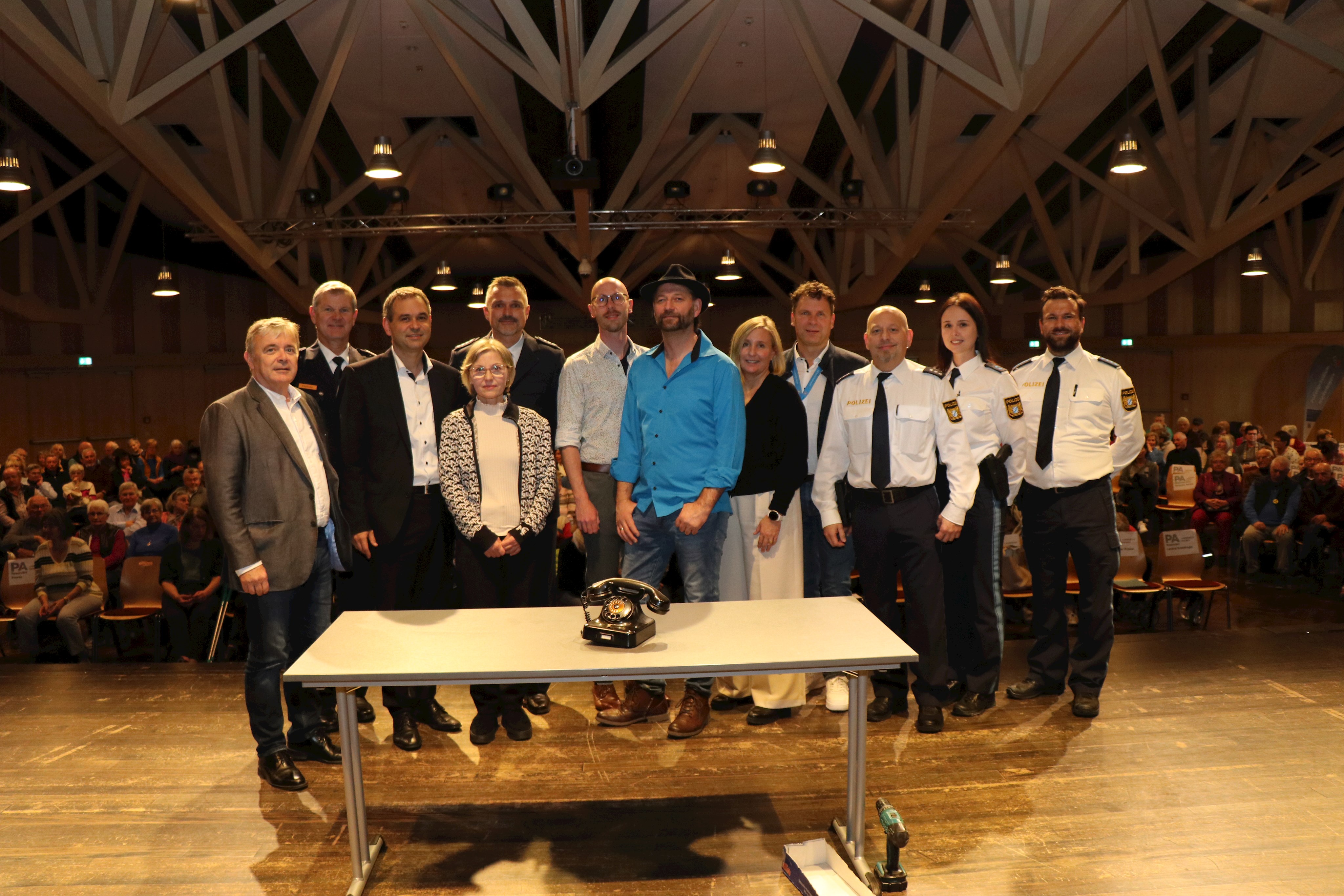 Vor der Vorstellung auf der Bühne: Pockings Bürgermeister Franz Krah (v.l), Bad Griesbachs Polizeichef Franz Dadlhuber, Landrat Raimund Kneidinger, Landkreis-Seniorenfachberaterin Daniela Schalinski, Pockings Polizeistationsleiter Thomas Brennberger, Präventionsbeamter Rudi Schmuderer, Kabarettist Tom Bauer, Britta Bachinger vom Polizeipräsidium Niederbayern, Robert Stadler von der Kripo Passau und die Pockinger Polizeibeamten Matthias Kainz, Leandra Böck und Michael Marmann.