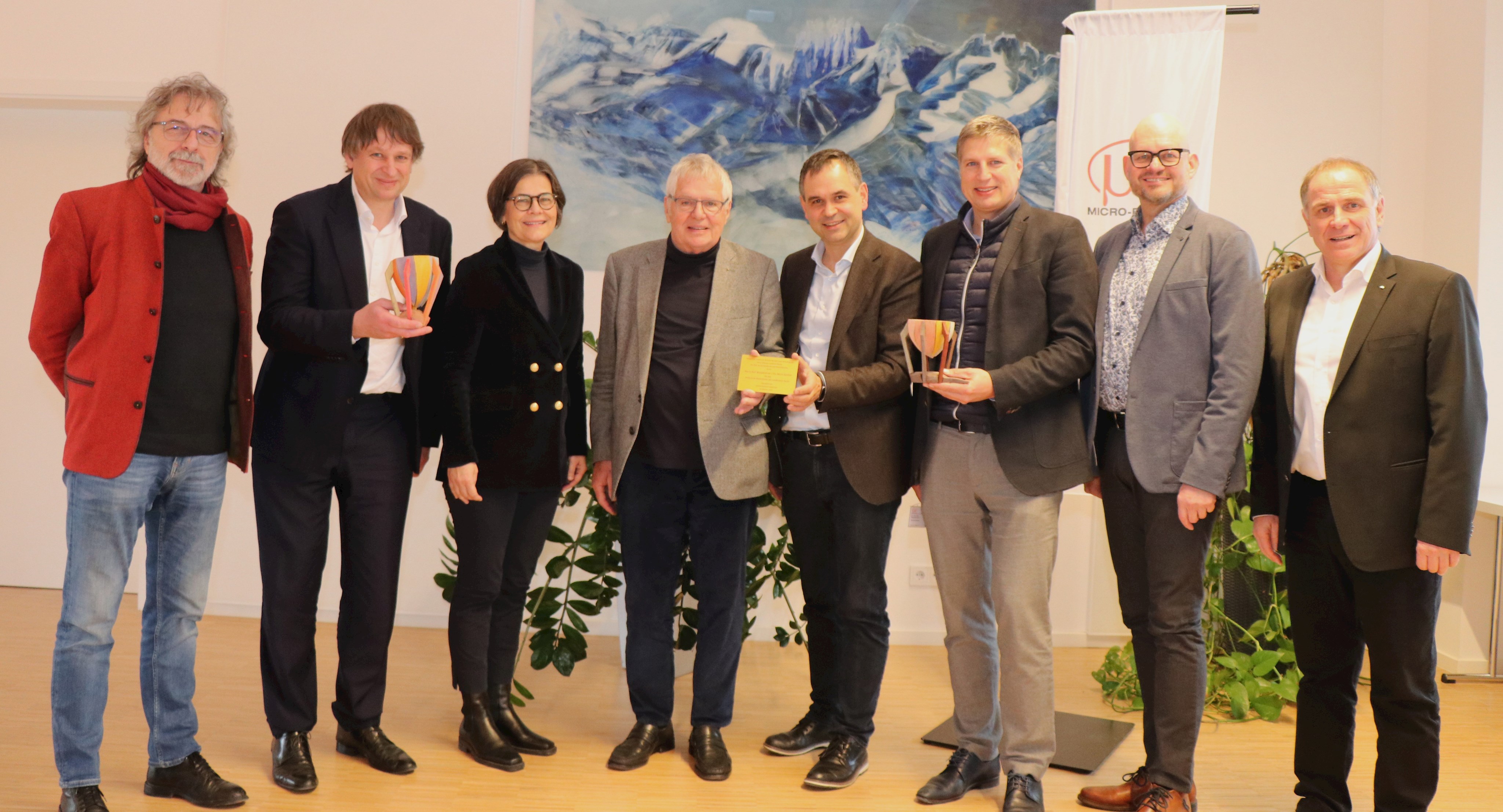 Dank für großzügige Spende: Kulturreferent Christian Eberle (v.l.), Dr. Alexander Wisspeintner (Geschäftsführung Micro Epsilon), Abteilungsleiterin am Landratsamt Verena Schwarz, Seniorchef Karl Wisspeintner, Landrat Raimund Kneidinger, Dr. Thomas Wisspeintner (Geschäftsführung Micro Epsilon), Orchesterleiter Josef Maderer und Prof. Dr. Martin Sellen (Geschäftsführung Micro Epsilon).