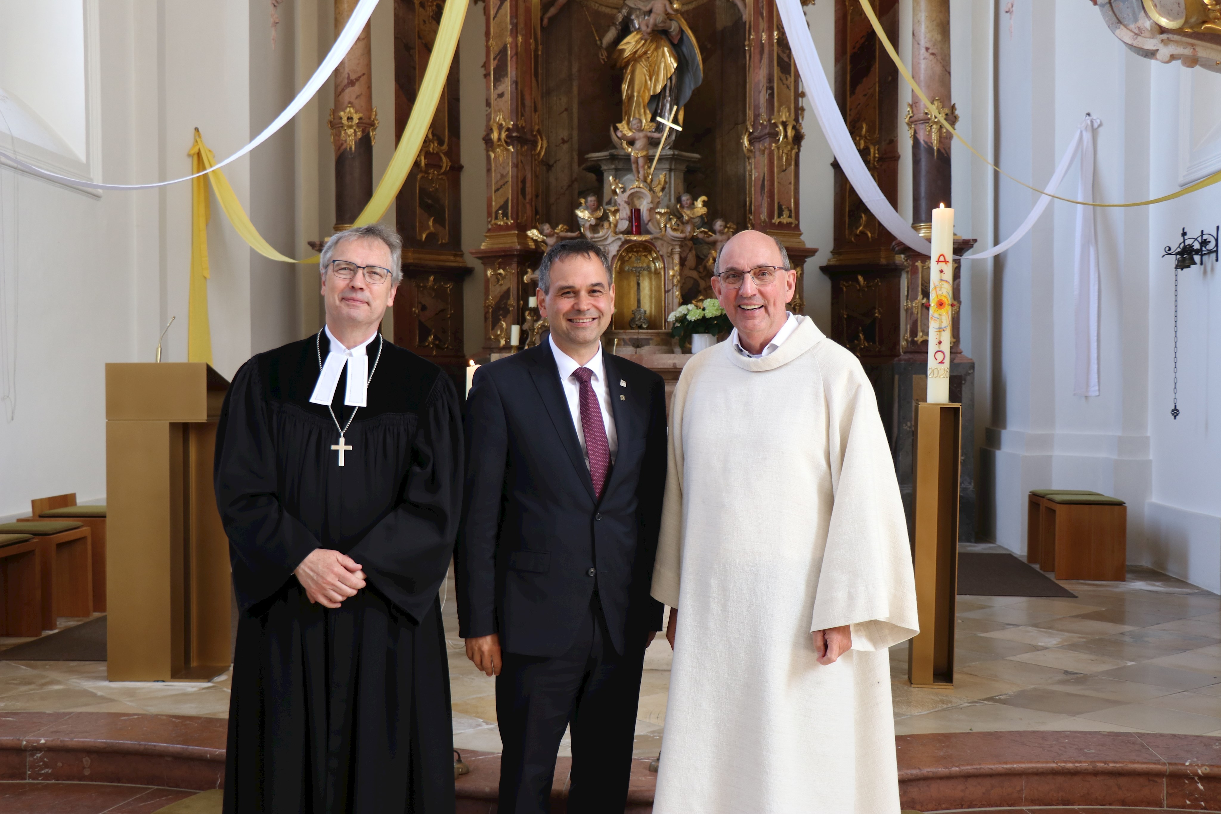 Dekan Jochen Wilde, Landrat Raimund Kneidinger und Pfarrer Josef Tiefenböck