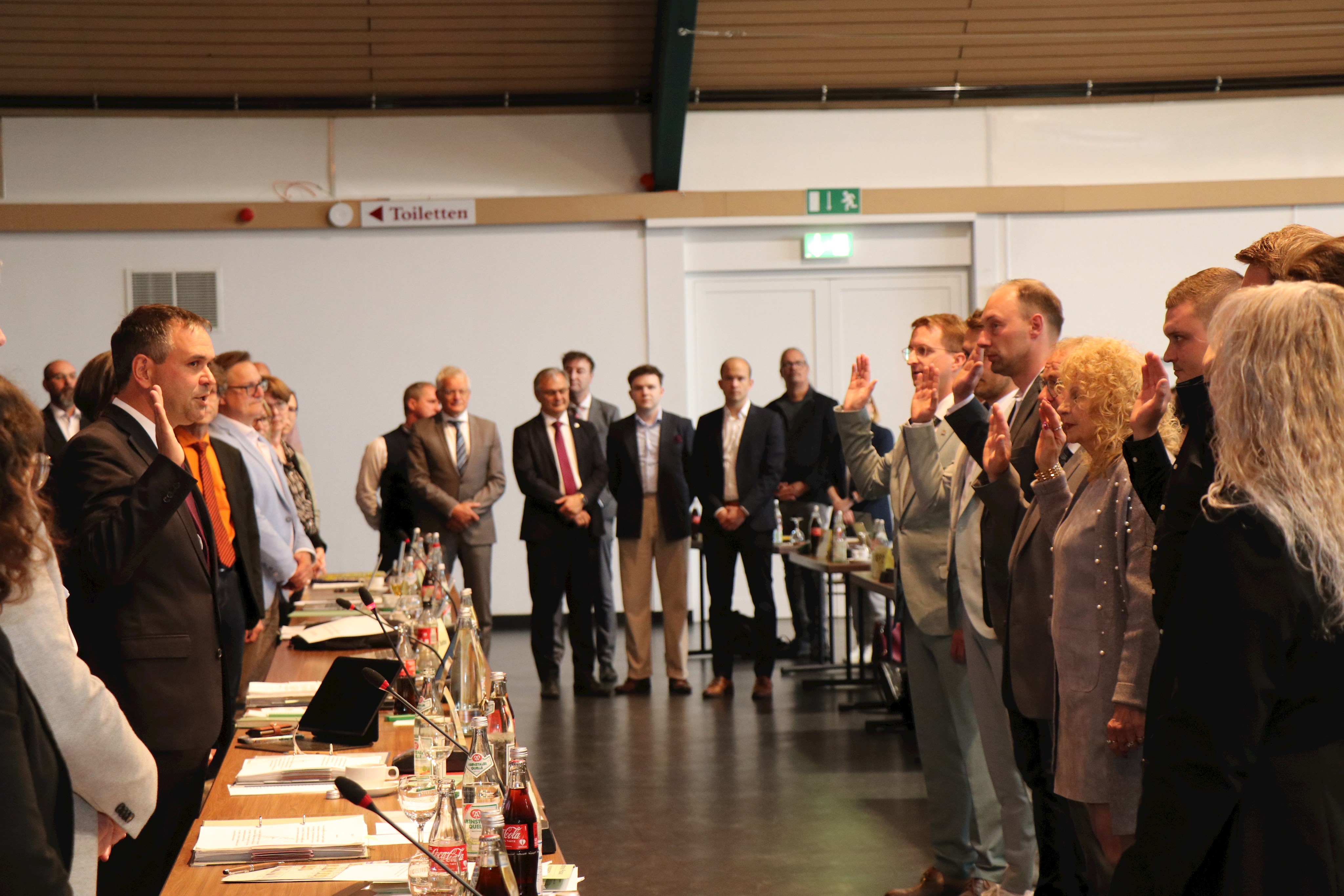 Landrat Raimund Kneidinger hat die neuen Kreistagsmitglieder vereidigt.