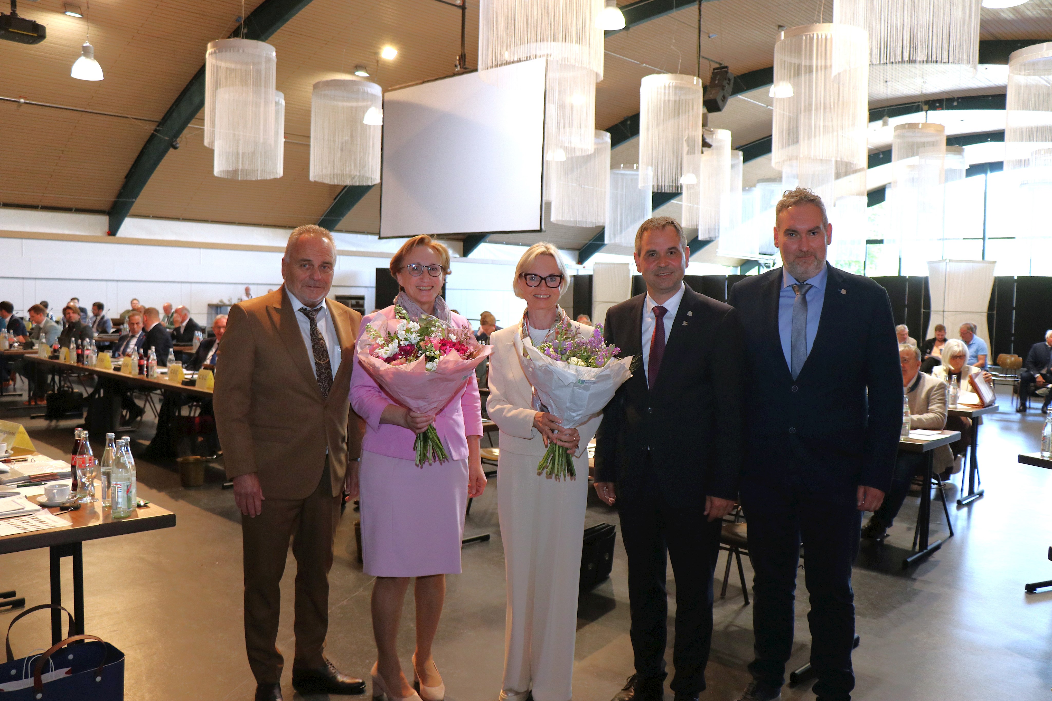 Landrat Raimund Kneidinger (2.v.r.) mit der neuen gewählten stellvertretenden Landrätin Cornelia Wasner-Sommer (Mitte) und den weiteren Stellvertretern Walter Bauer (v.l.), Roswitha Toso und Klaus Weidinger (r.).