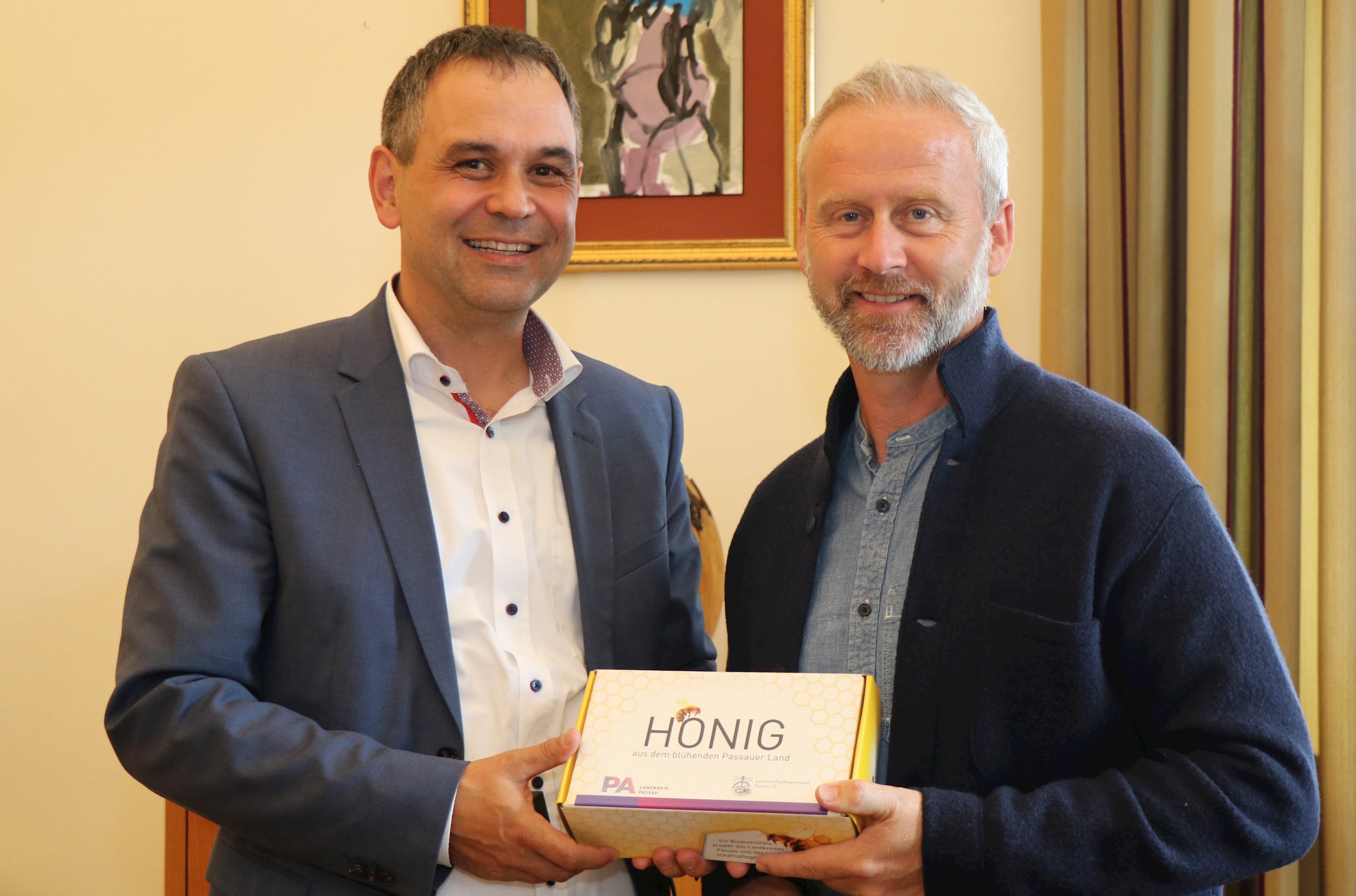 Eine vertrauensvolle Zusammenarbeit haben Landrat Raimund Kneidinger (v.l.) und Salzwegs neue Bürgermeister Roman Holzinger vereinbart.