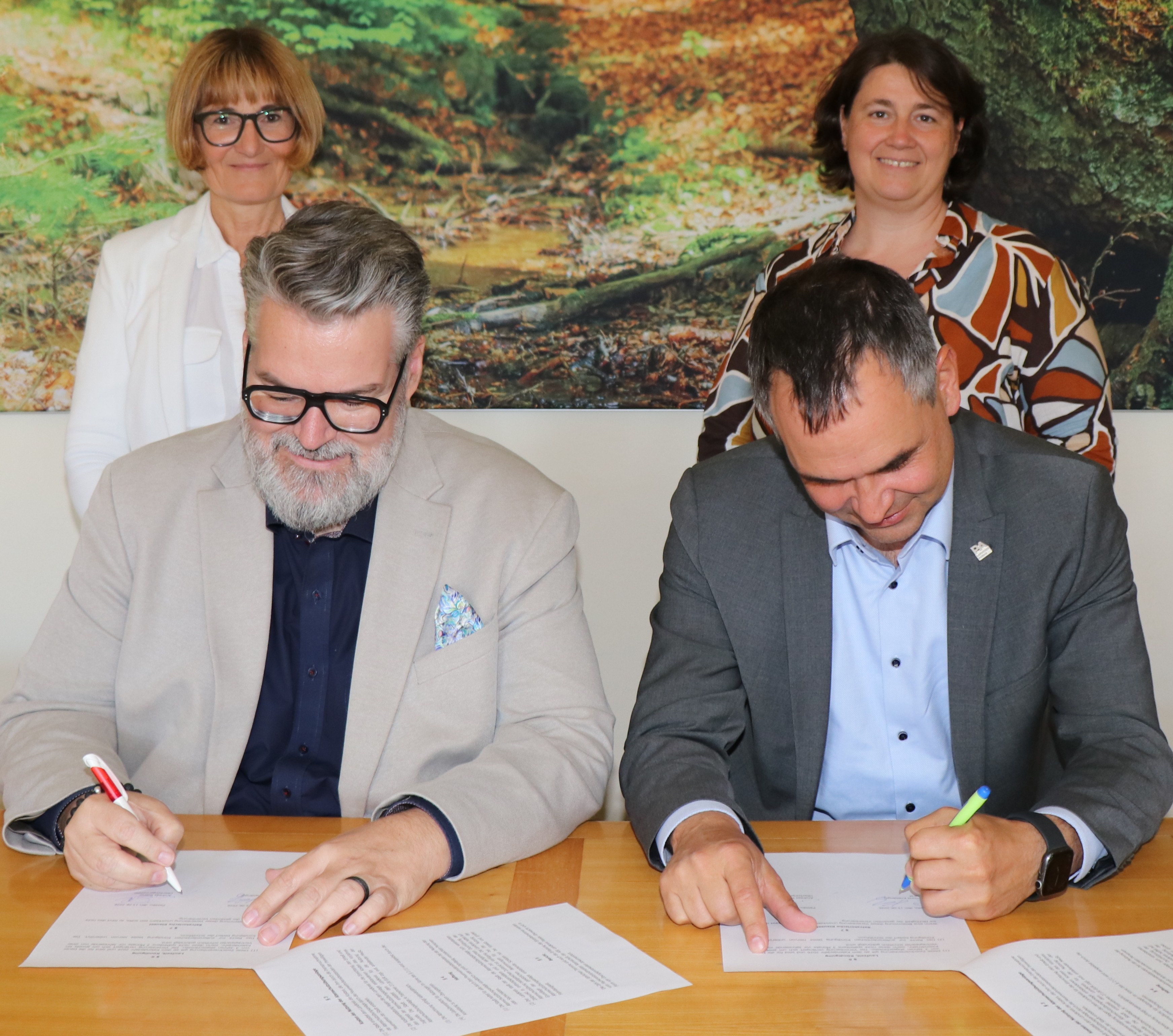 Die Nutzungsvereinbarung unterzeichneten Oberbürgermeister Andreas Rother (links) und Landrat Raimund Kneidinger mit Karin Schmeller, Leiterin des Referats für Ordnung Stadt Passau (links) und Karin Meisl, Sachgebietsleiterin des Ordnungsamtes am Landratsamt.