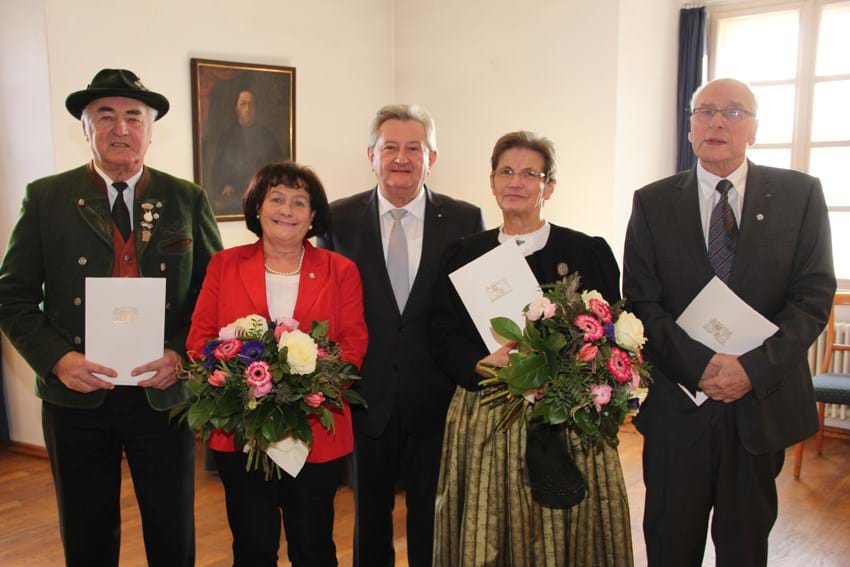 Das Ehrenzeichen des bayerischen Ministerpräsidenten konnte Landrat Franz Meyer (Mitte) an Martin Breitenfellner (v.l.), Bärbel Schafhauser, Christine Arbinger und Elmar Schedlbauer überreichen.