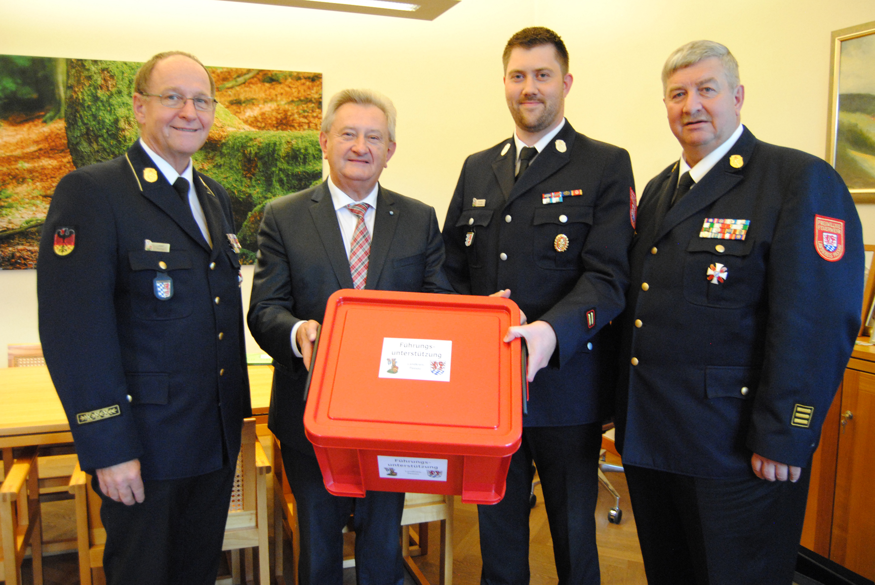 Dieser feuerwehrrote Koffer ist das „mobile Büro“ für Einsatzleiter