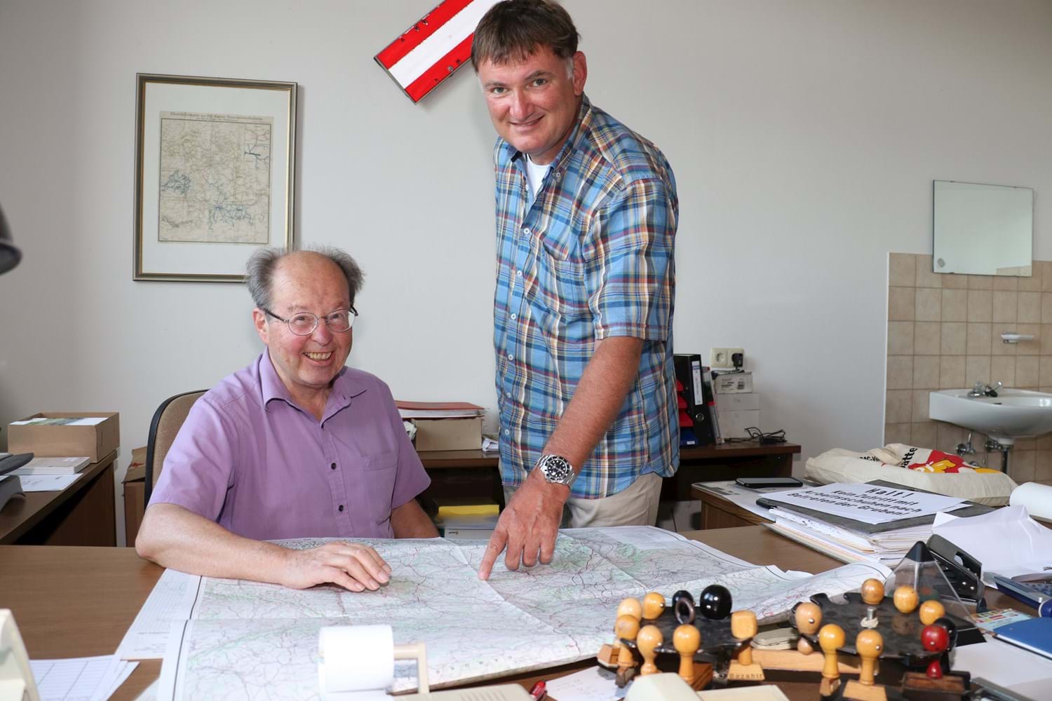 Auf der Streckenkarte planen der Vorsitzende der Passauer Eisenbahnfreunde Werner Kummer (l.) und sein Stellvertreter Dr. Stefan Froschermaier die Route für den Landkreis-Sonderzug 2018 nach Erfurt.