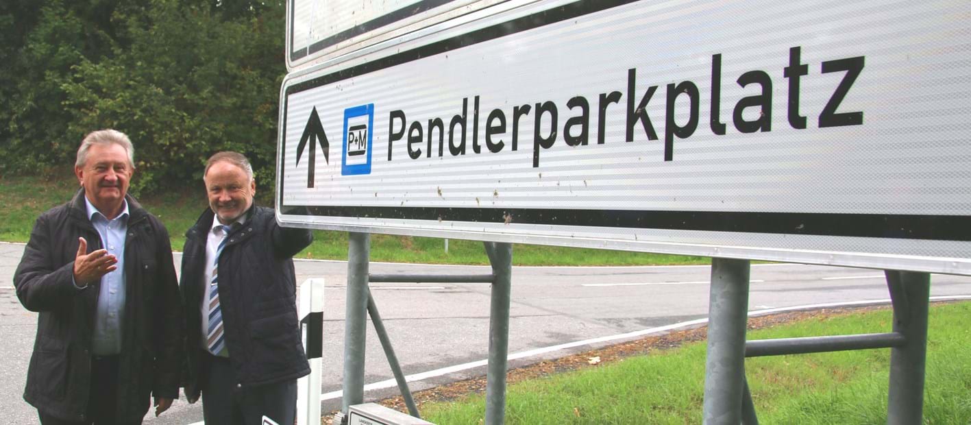 Neue Schilder für den Pendlerparkplatz Garham: Landrat Franz Meyer (v.l.) und Bürgermeister Willi Wagenpfeil erwarten sich davon durch eine verbesserte Parksituation auch mehr Sicherheit im Gewerbegebiet.