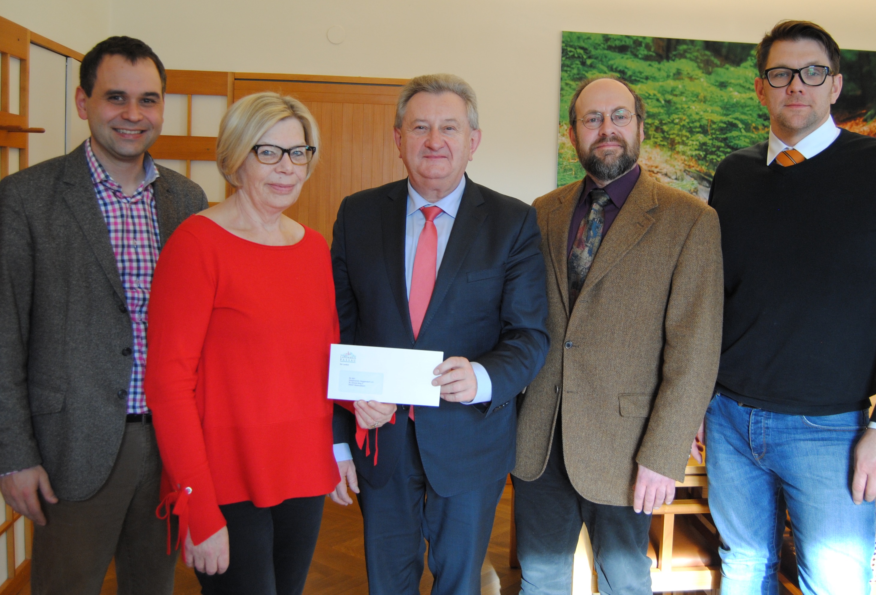 Stellvertretender Landrat Raimund Kneidinger (v.l.),  Hildegard Plaschzyk (1. Vorsitzende Hospizverein Deggendorf), Landrat Franz Meyer, Dr. Ulrich Krüninger   (Geschäftsführer Hospiz St. Ursula Niederalteich) und Abteilungsleiter Andreas Buettner bei der Spendenübergabe.