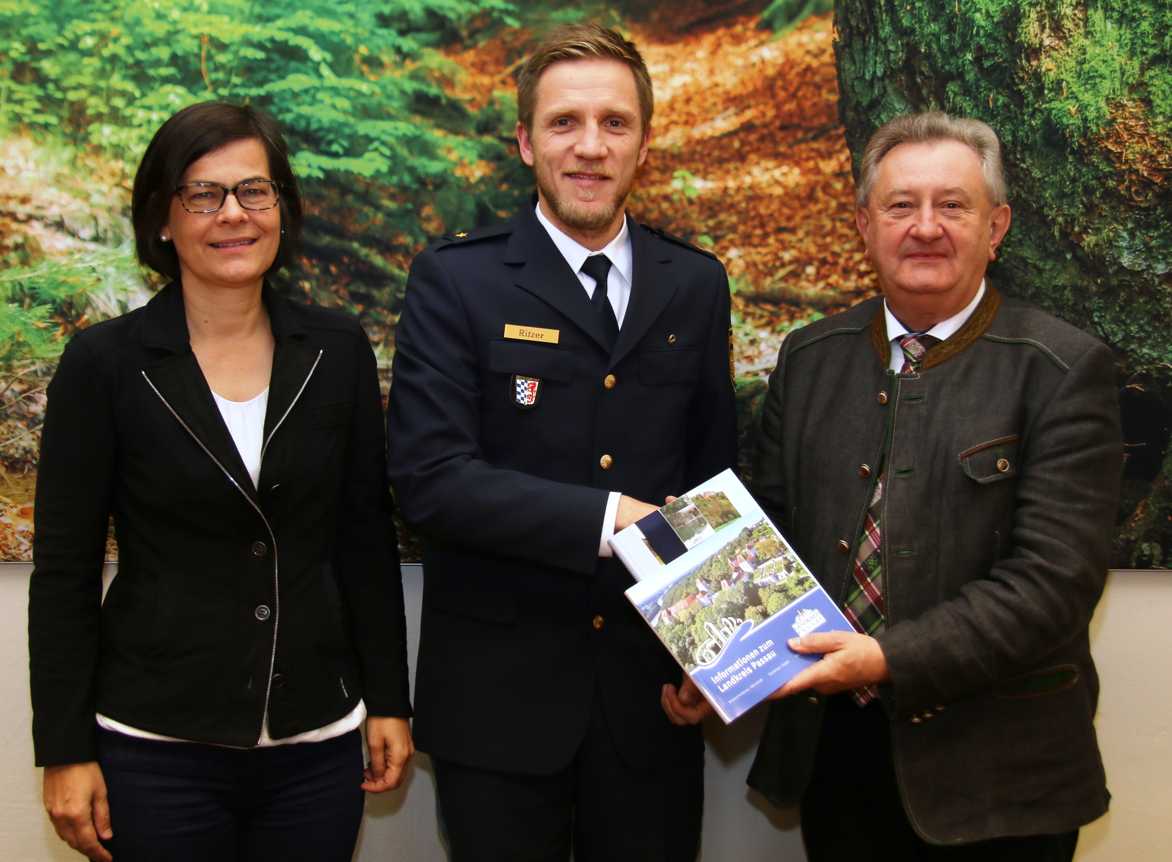 Auf eine gute Zusammenarbeit: Der neue Leiter der Verkehrspolizeiinspektion Passau, Polizeirat Thomas Ritzer (Mitte) im Gespräch mit Landrat Franz Meyer (r.) und Abteilungsleiterin Verena Schwarz (l.).