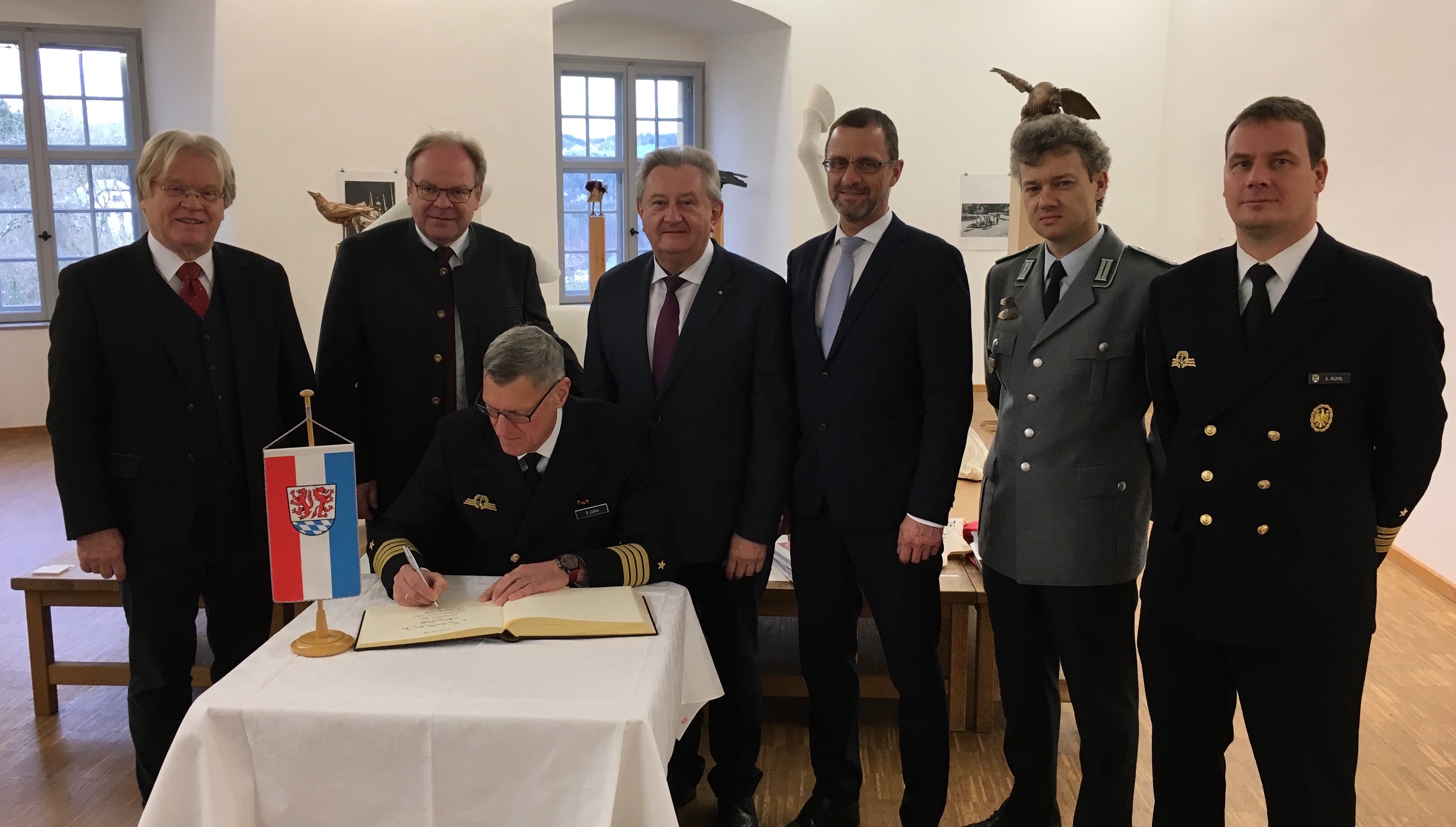 Offizieller Termin auf der Neuburg: Kommandant Oliver Jülke beim Eintrag ins Goldene Buch mit (v.l.) Kreisheimatpfleger Dr. Wilfried Hartleb, Bürgermeister Wolfgang Lindmeier, Landrat Franz Meyer, Regierungsdirektor Armin Diewald, Major Wolfgang Madl und Fregattenkapitän Sascha Rühl.