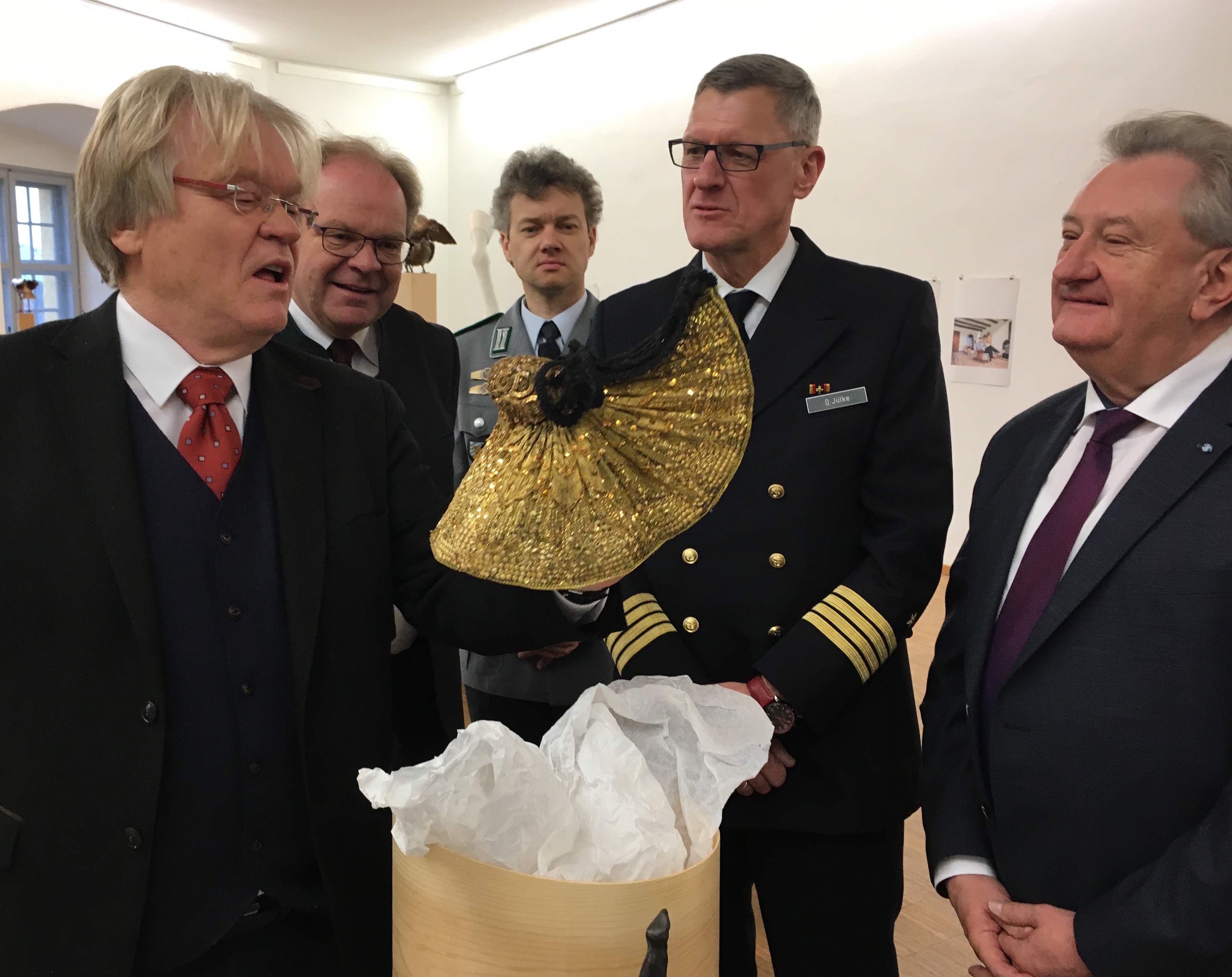 Für Königinnen gemacht: Kreisheimatpfleger Dr. Wilfried Hartleb zeigt (v.l.) Bürgermeister Wolfgang Lindmeier, Major Wolfgang Madl, Kommandant Oliver Jülke und Landrat Franz Meyer eine Goldhaube.