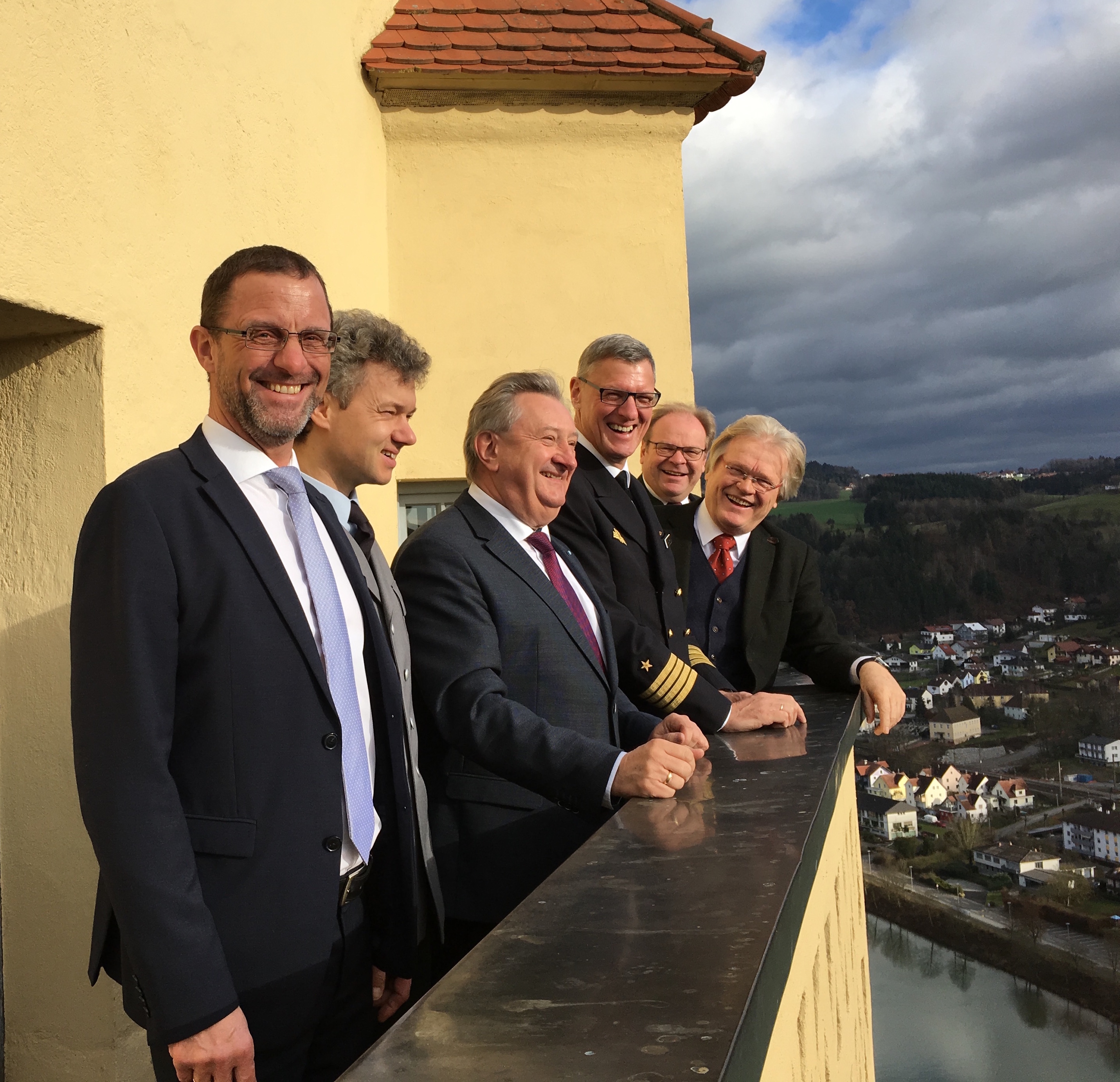 Sichtlich Spaß am Balkon-Blick über die Grenze zu den Nachbarn in Österreich hatten (v.l) Regierungsdirektor Armin Diewald, Major Wolfgang Madl, Landrat Franz Meyer, Kommandant Oliver Jülke, Bürgermeister Wolfgang Lindmeier und Kreisheimatpfleger Dr. Wilfried Hartleb.