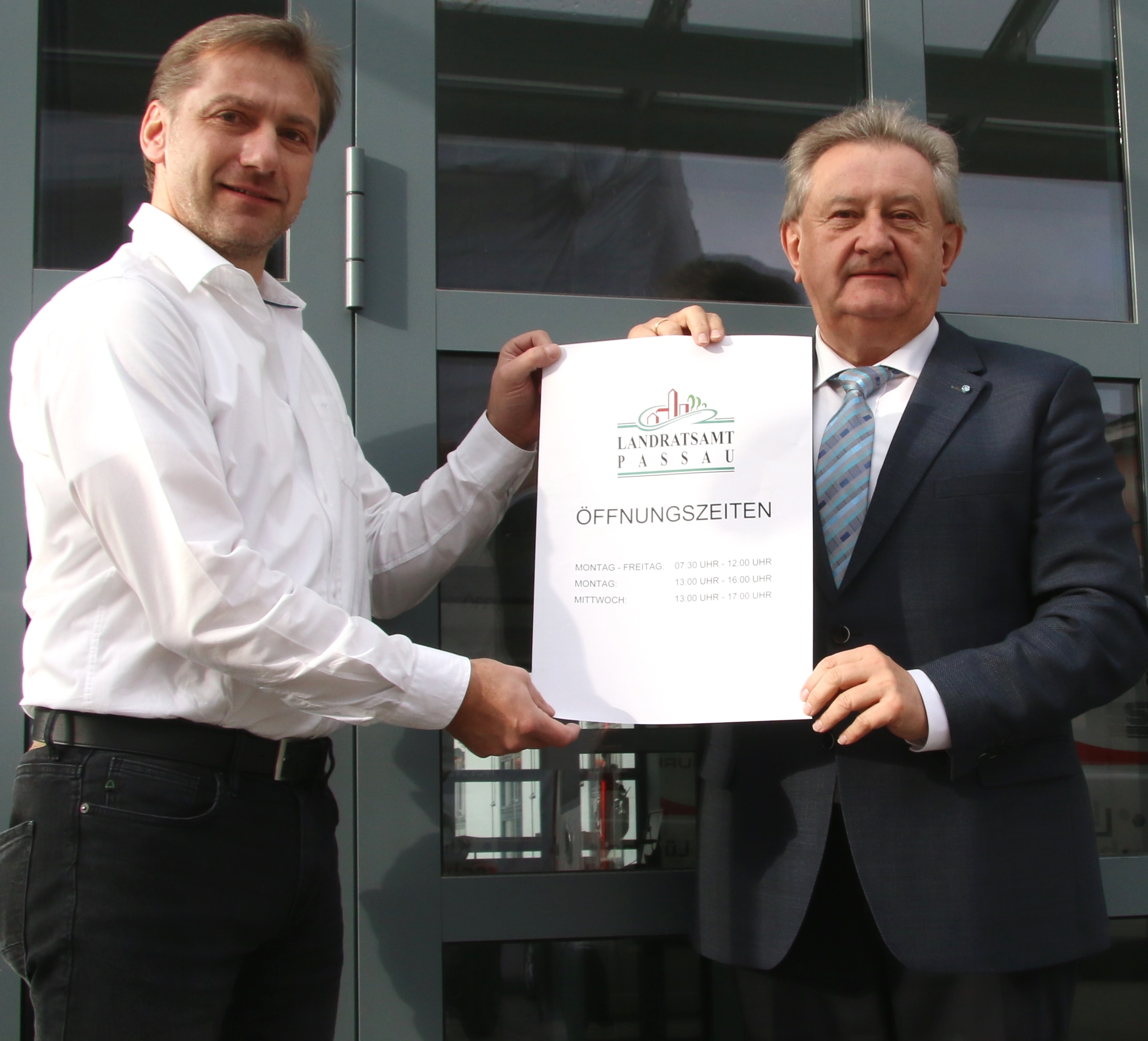 Präsentieren schon jetzt die neuen Öffnungszeiten des Landratsamtes: Karl-Heinz Lifka (l.) vom Sachgebiet Gebäudemanagement und Landrat Franz Meyer.