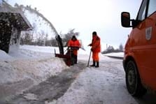 Viel Feinarbeit ist bei Siegfried Weidinger (l.) und Günter Hoheneder angesagt: Sie befreien die Bushaltestellen von aufgeschobenem Schnee.