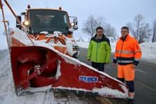 Stellvertreter des Landrats Raimund Kneidinger und Bauhofmitarbeiter Klaus Schaubschläger vor der Schneeschleuder.