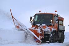 Mit 285 PS schiebt sich der Unimog durch die Schneemassen und schleudert sie knapp 30 Meter weit vom Straßenrand weg.