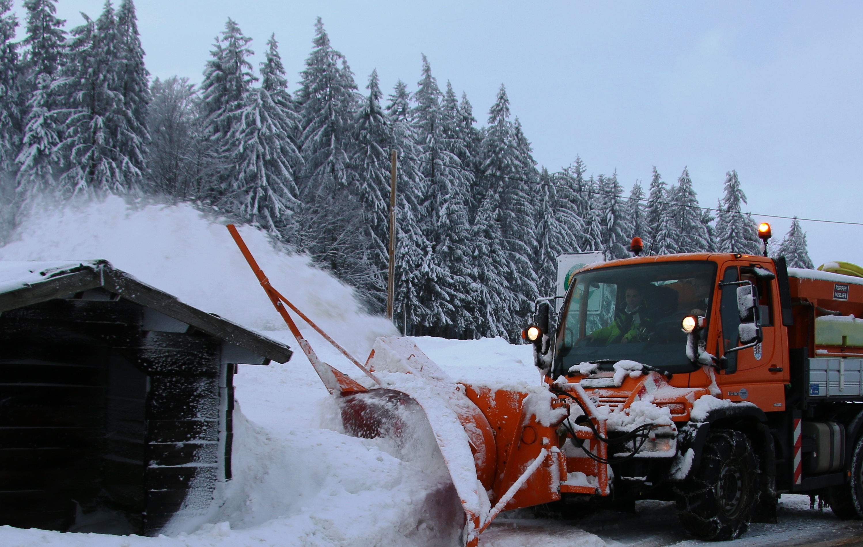 Die Schneemassen an den Straßenrändern werden mit der Schneeschleuder entfernt, um wieder Platz zu schaffen.