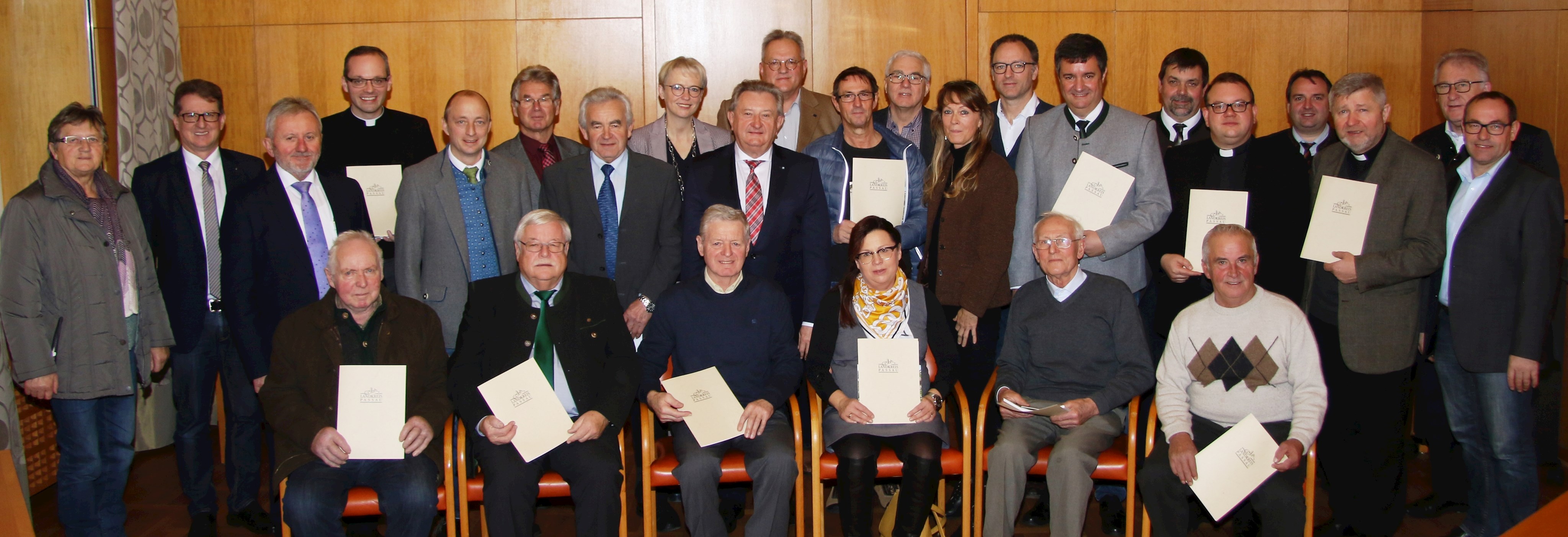 Gruppenbild mit Denkmalschützern: Den vorbildlichen Einsatz der Maßnahmenträger würdigten Landrat Franz Meyer (hinten ab 9.v.l.) und Leiter der Unteren Denkmalschutzbehörde am Landratsamt Passau, Walter Wandling mit insgesamt 30.000 Euro an Zuschüssen.