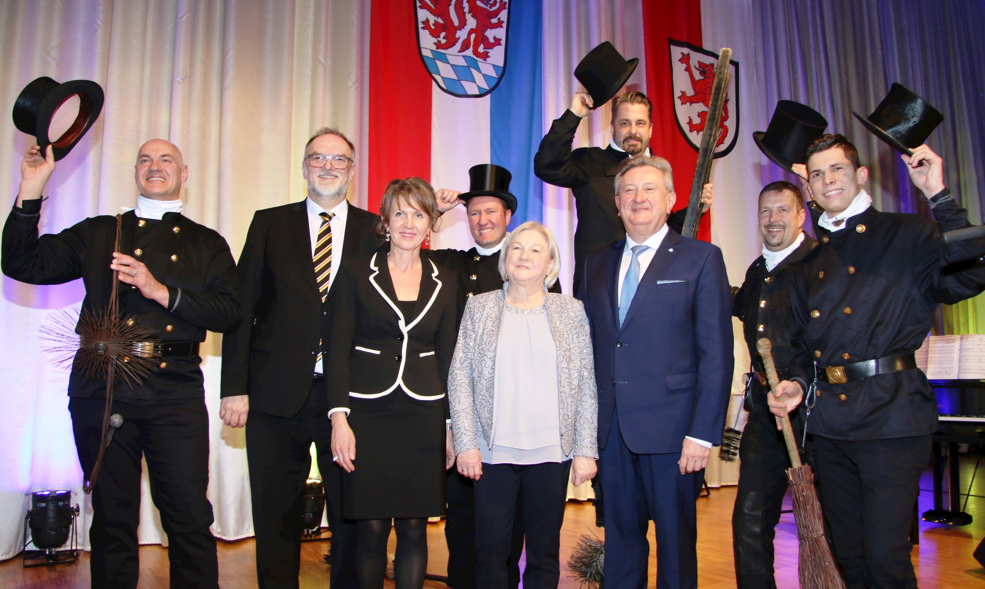 Für die nötige Portion Glück im neuen Jahr sorgen die Kaminkehrer hier beim gemeinsamen Foto mit Oberbürgermeister Jürgen Dupper (v.l.), Uschi Dupper, Rosmarie Meyer und Landrat Franz Meyer.