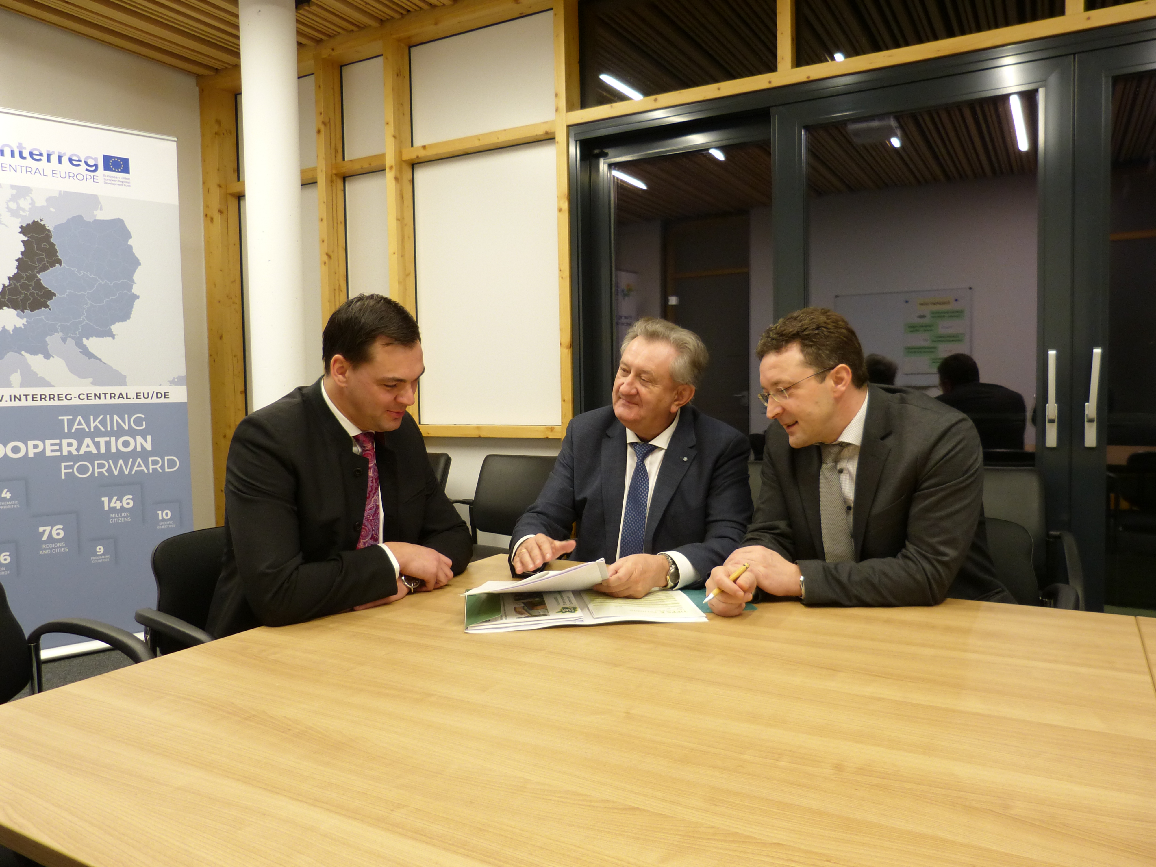 Die Landräte Sebastian Gruber (v.l.), Franz Meyer und MdL Max Gibis im Gespräch am Rande des Besuchstermins von Staatminister Dr. Florian Herrmann im Europahaus Freyung.