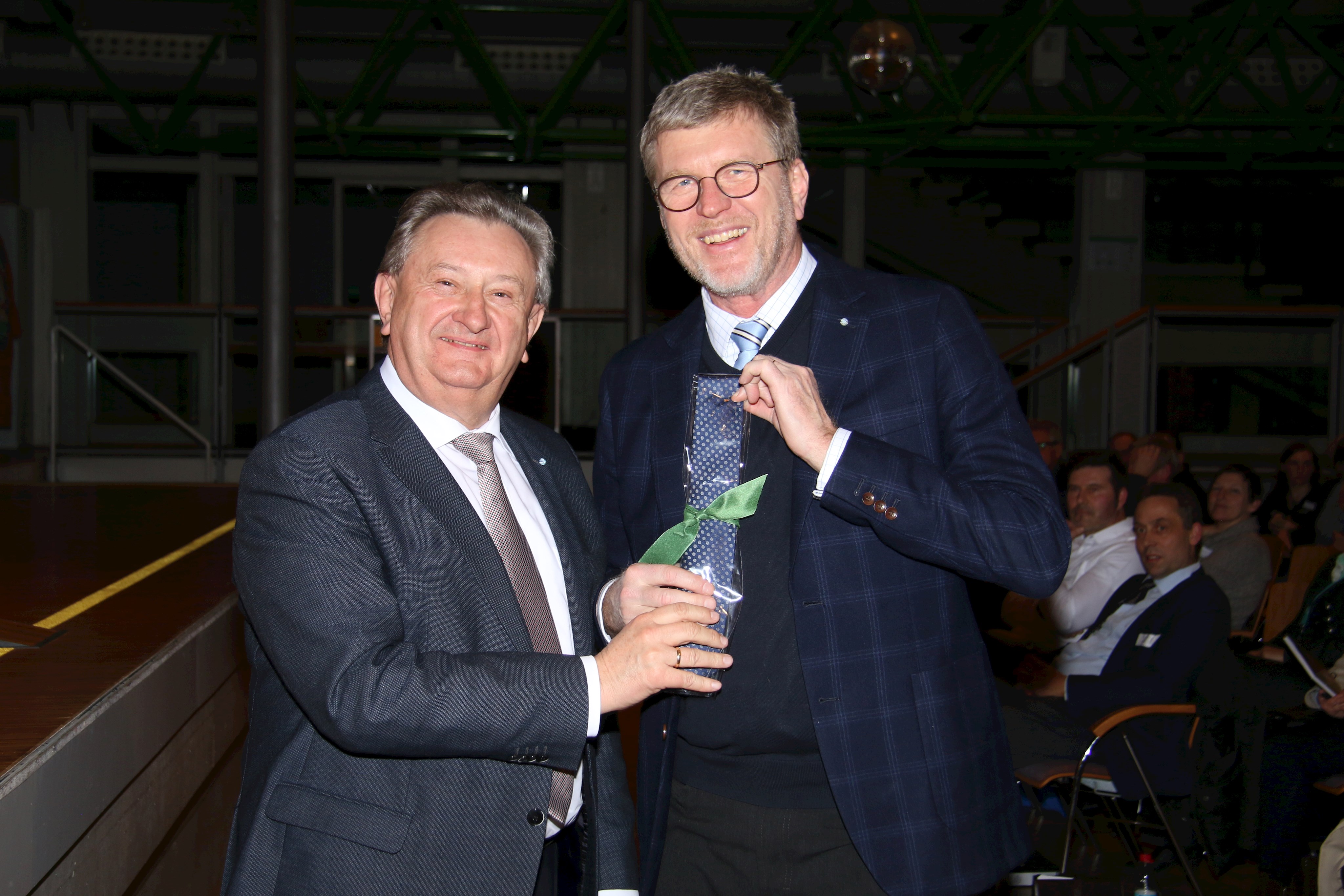 Eine Krawatte überreichte Landrat Franz Meyer (l.) als Dankeschön an den Gastredner Staatsminister a.D. Dr. Marcel Huber.