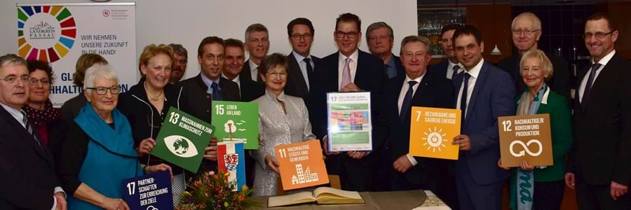 Mit einer Urkunde würdigte Bundesentwicklungsminister Dr. Gerd Müller das Engagement des Landkreises Passau beim Thema Nachhaltigkeit.