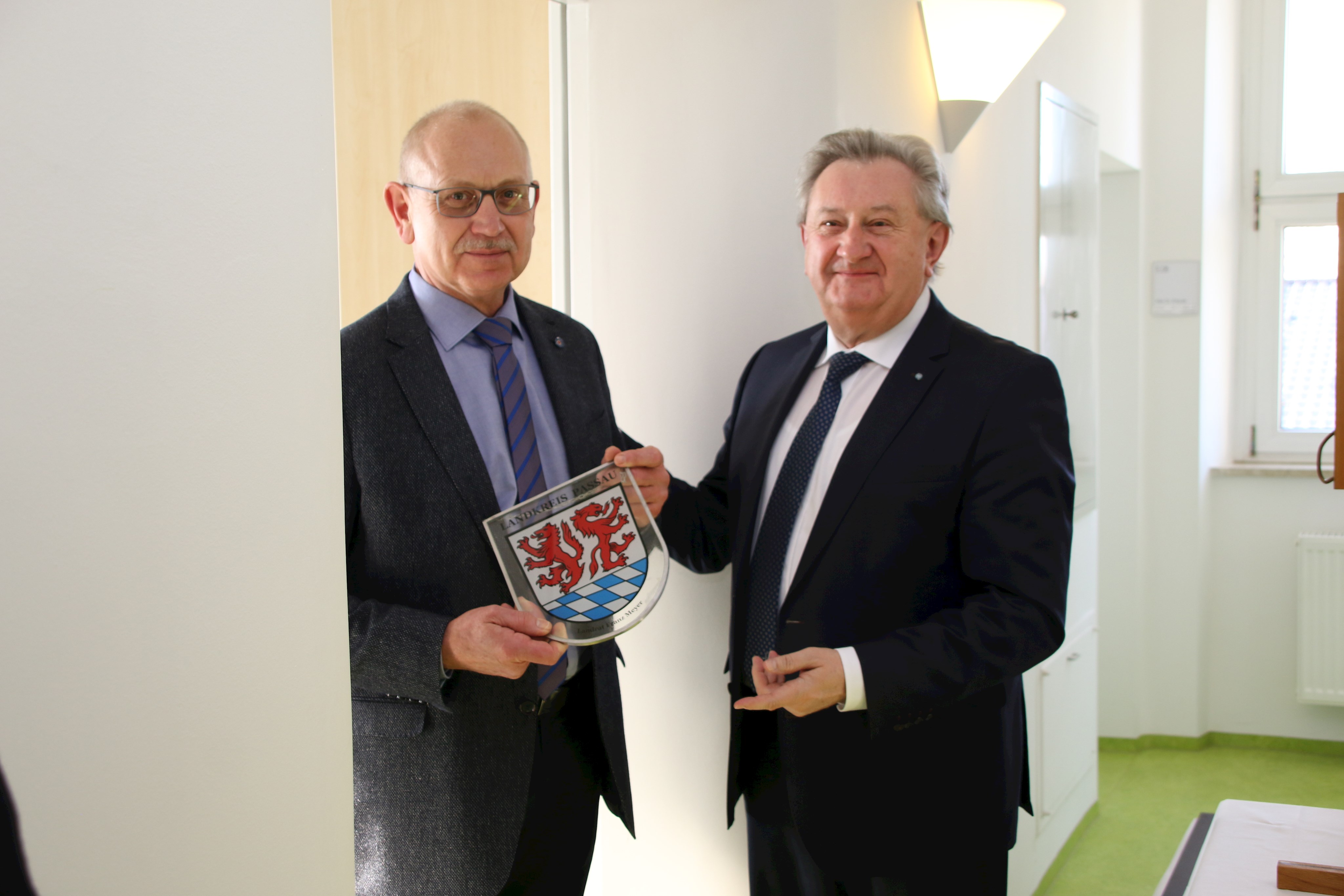 Landrat Franz Meyer (r.) überreichte ein Glaswappen des Landkreises an den Leiter des Veterinäramtes, Dr. Johann Hölzl.