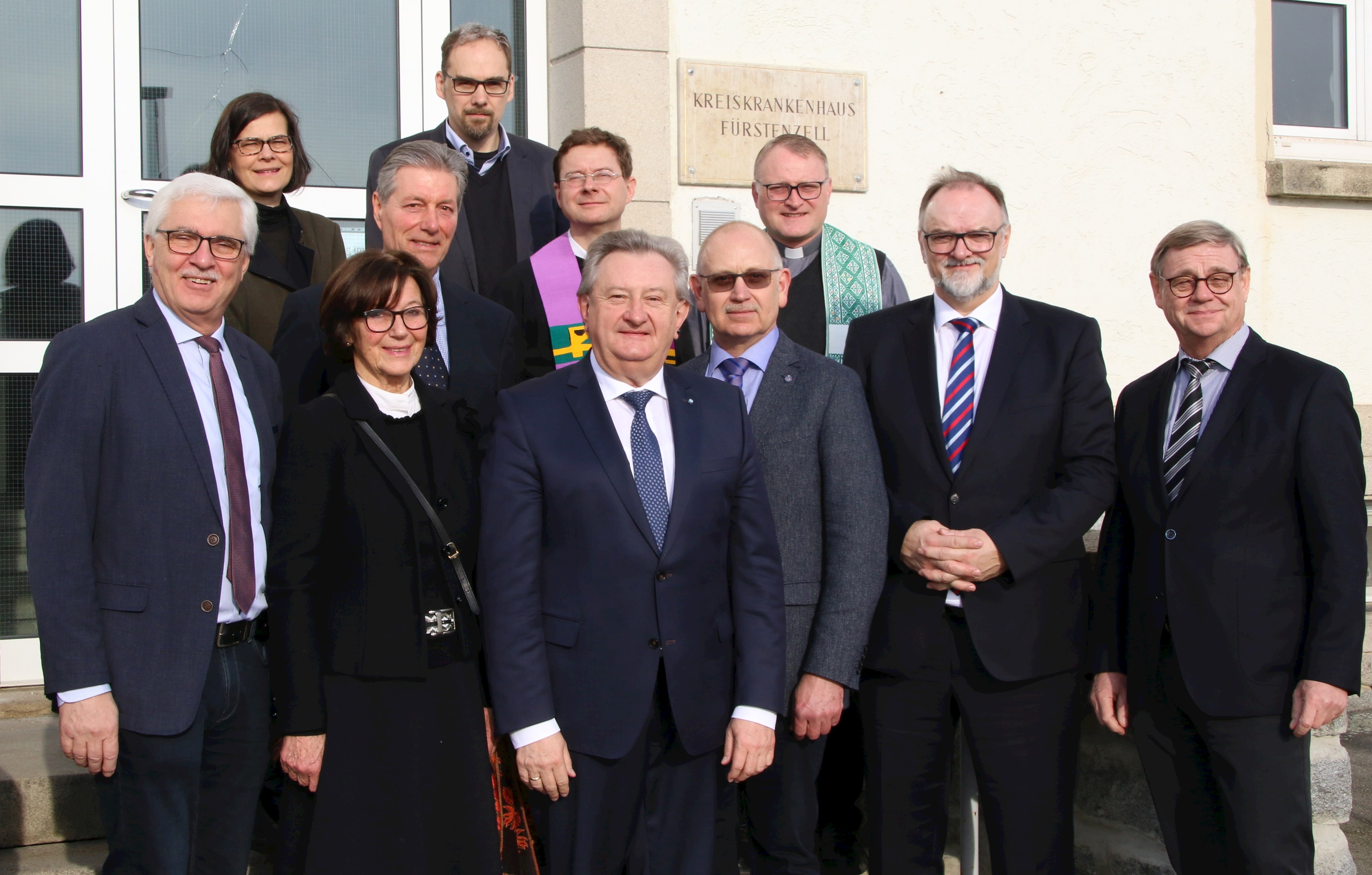 Fürstenzells Bürgermeister Manfred Hammer (v.l.), Abteilungsleiterin für öffentliche Sicherheit und Ordnung am Landratsamt, Verena Schwarz, Maria und Franz Lehner, Leiter des zentralen Gebäudemanagements am Landratsamt, Christian Grünberger, Pfarrer Andras Schmidt, Landrat Franz Meyer, Leiter des Veterinäramtes, Dr. Johann Hölzl, Pfarrer Christian Böck, Oberbürgermeister Jürgen Dupper und leitender Baudirektor Edgar Küblbeck.