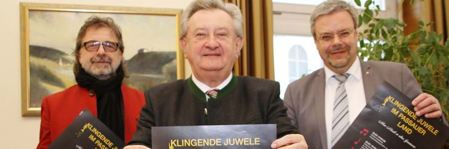 2019 Klingende Juwele „Klingende Juwele“ lösen „Klingende Denkmäler“ ab. Landrat Franz Meyer (Mitte), Kulturreferent Christian Eberle (l.) und Kreismusikschulleiter Kurt Brunner (r.) präsentierten die Plakate zur neuen Veranstaltungsreihe.