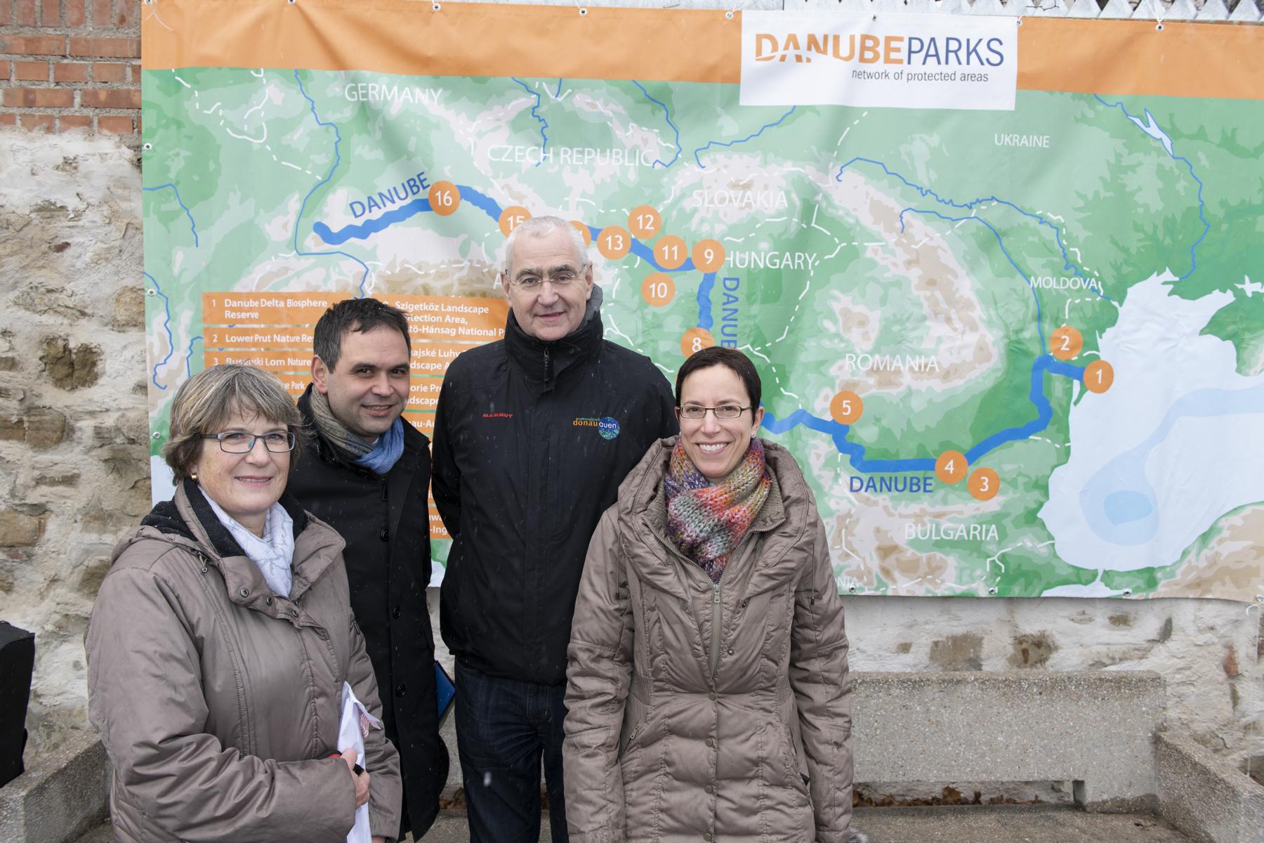 Sie setzen sich für eine weiterhin gute Zusammenarbeit beim Artenschutz in den Donauengtälern ein: Christiane Kotz, Sachgebietsleiterin bei der Unteren Naturschutzbehörde am Landratsamt Passau (v.l.), Stellvertreter des Landrats Raimund Kneidinger, Carl Manzano, ehemaliger Direktor des Nationalparks Donau-Auen und Susanne Bloch, Abteilungsleiterin für Umwelt- und Naturschutz am Landratsamt Passau.