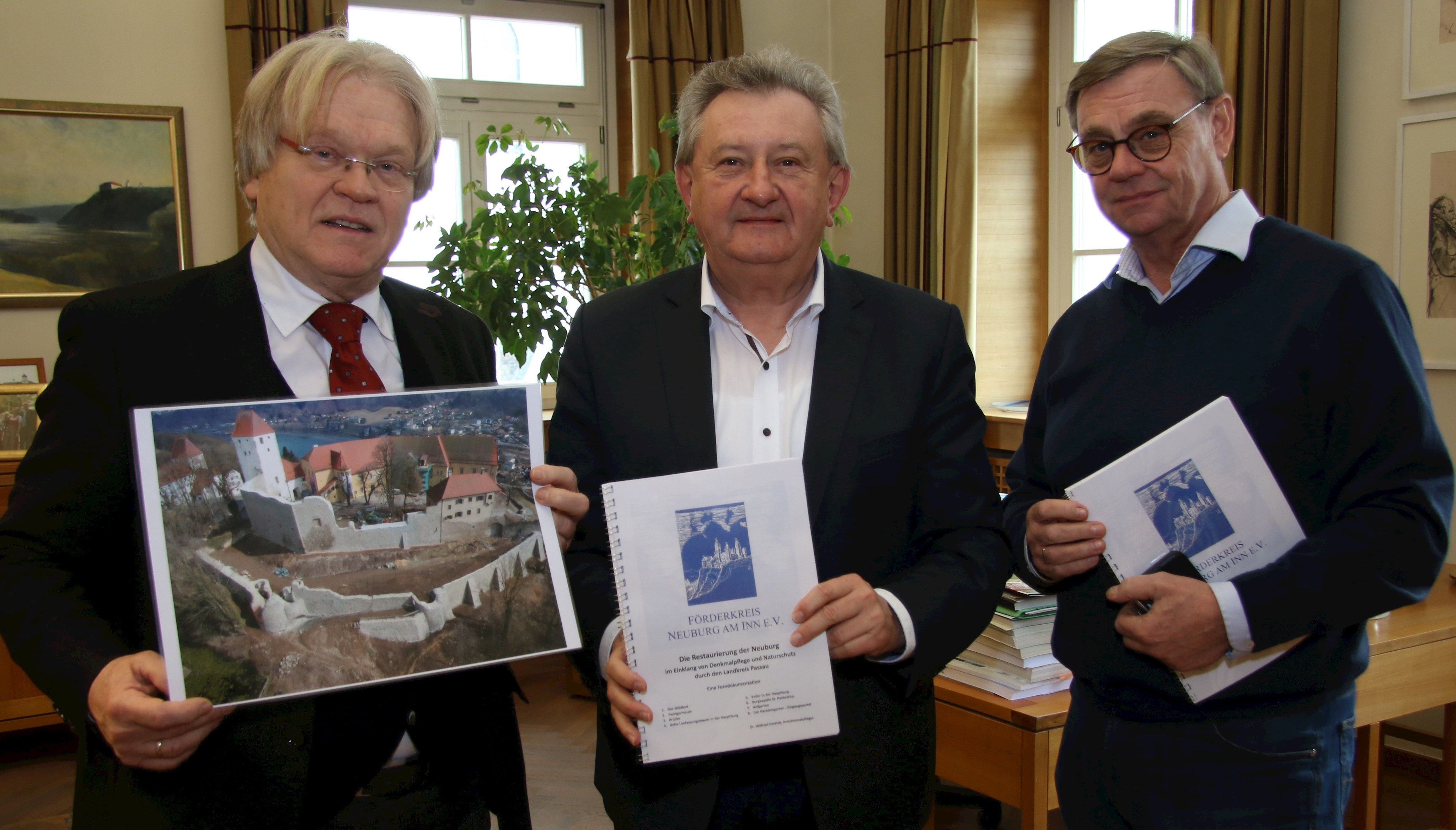 Die Fotodokumentation zu den Restaurierungsarbeiten präsentierte Dr. Wilfried Hartleb (v.l.) Landrat Franz Meyer und Leitendem Baudirektor Edgar Küblbeck.