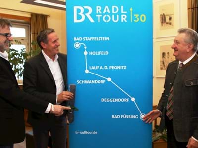 Bad Füssing ist Ziel der diesjährigen BR-Radltour. Über das Passauer Land als Gastgeber freuen sich Kulturreferent Christian Eberle (v.l.), Leiter der BR-Radltour, Wolfgang Slama und Landrat Franz Meyer.