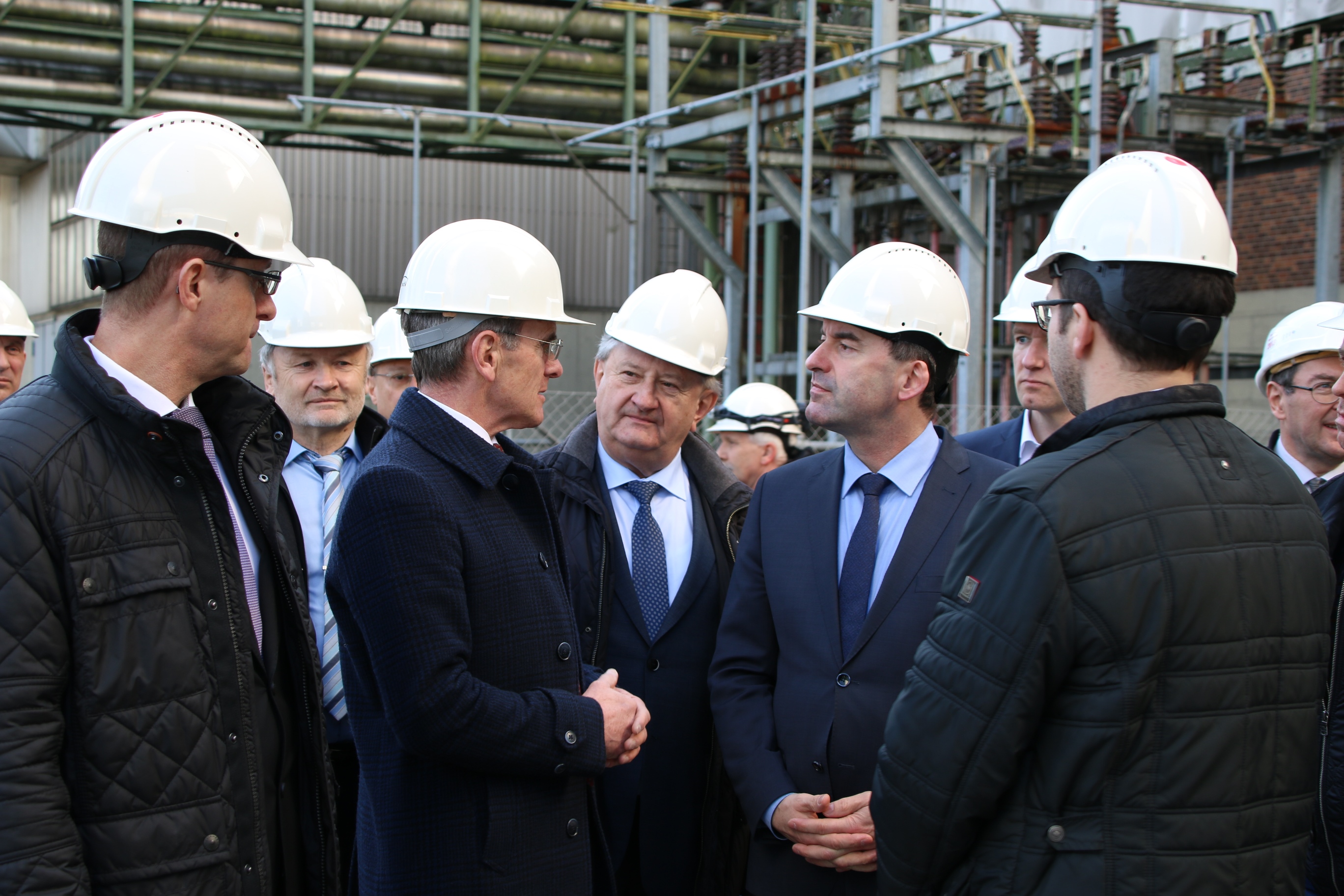 Wirtschaftsminister Hubert Aiwanger (v.r.) und Landrat Franz Meyer informierten sich vor Ort am Kraftwerksstandort Pleinting.