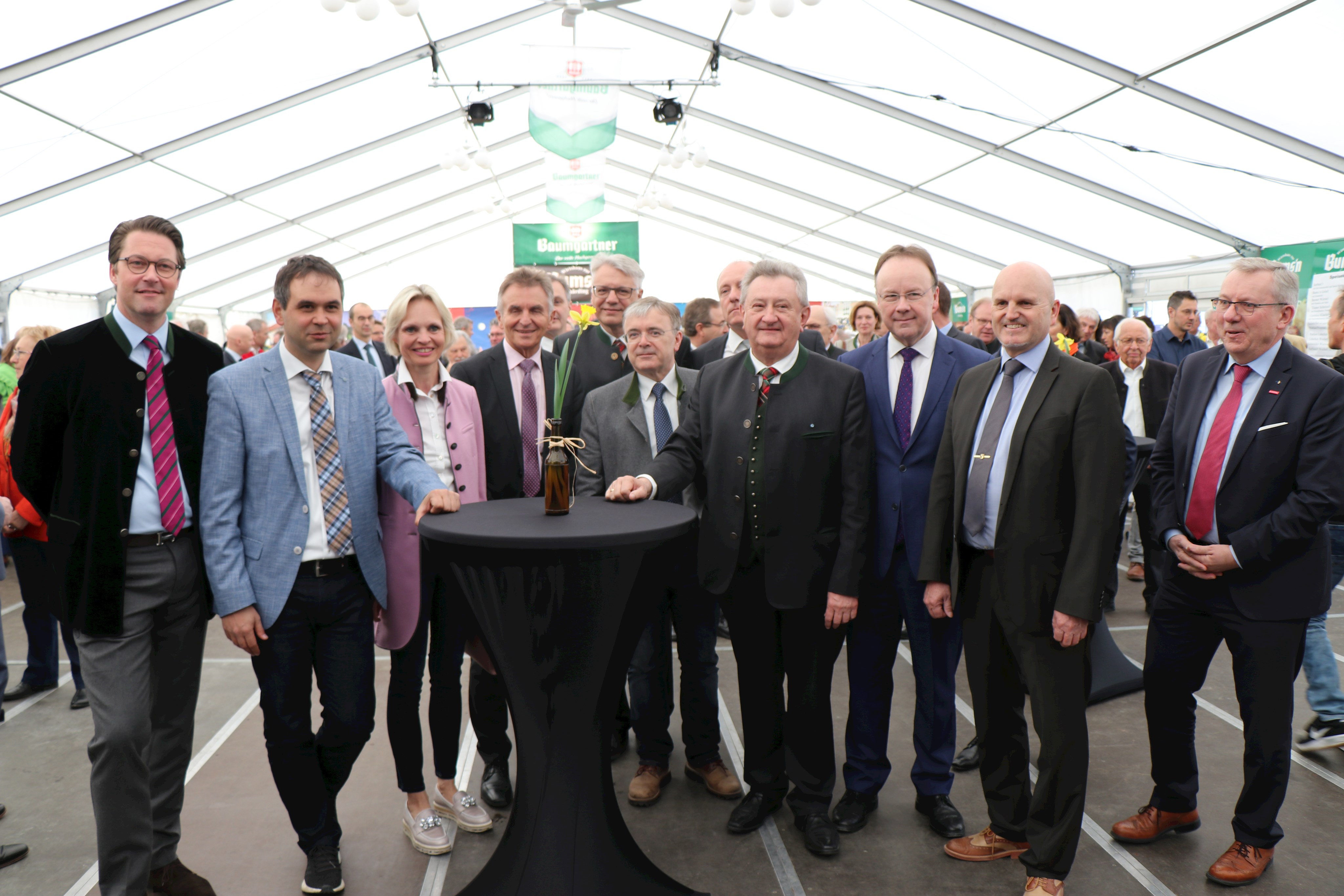 Die offizielle Eröffnung der Messe Ausblick in Ruhstorf übernahm in diesem Jahr Bundesverkehrsminister Andreas Scheuer (v.l.). Beim anschließenden Messerundgang nahmen auch Stellvertreter des Landrats Raimund Kneidinger, Bezirksräten Cornelia Wasner-Sommer, MdL Walter Taubeneder, Regierungsvizepräsident Dr. Helmut Graf, Pockings Bürgermeister Franz Krah, Landrat Franz Meyer, Bezirksrat Urban Mangold, Ruhstorfs Bürgermeister Andreas Jakob und Hauptgeschäftsführer der Handwerkskammer Niederbayern/Oberpfalz Jürgen Kilger.