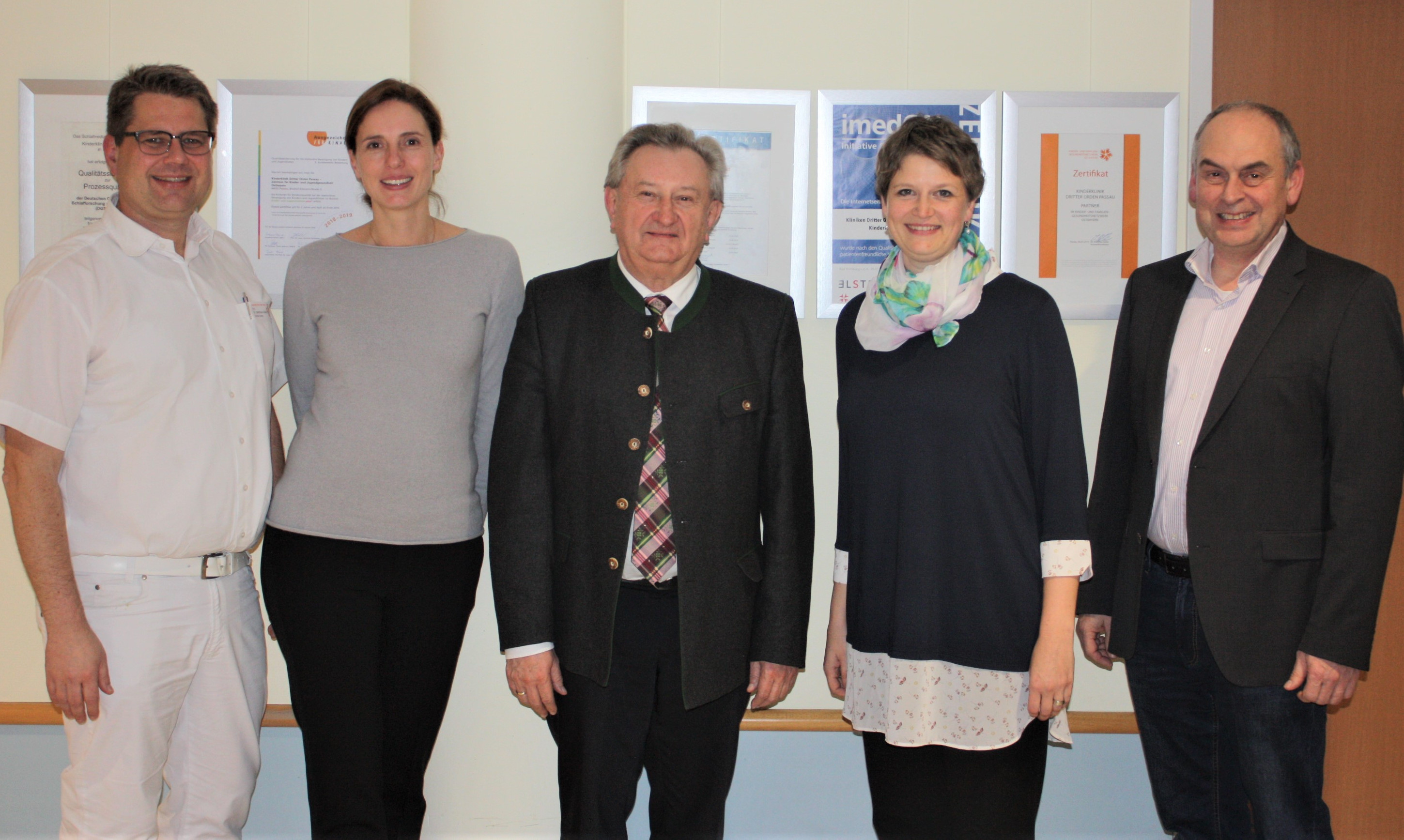 Chefarzt Prof. Dr. Matthias Keller (v.l.), Dr. Maria Diekmann (Stiftungsvorstandsvorsitzende der Stiftung Kinderlächeln), Landrat Franz Meyer, Franziska Solger-Heinz (Geschäftsstelle Gesundheitsregion plus Passauer Land), Geschäftsführer Reinhard Schmidt.