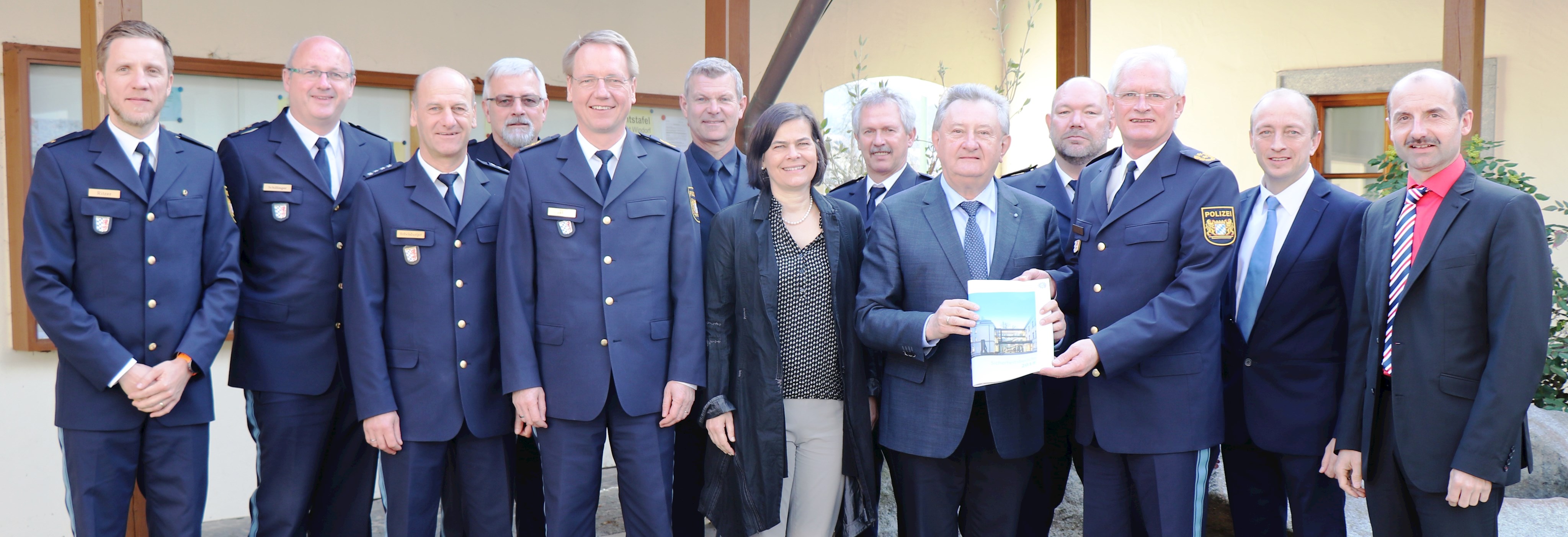 Polizeipräsident Herbert Wenzl übergibt Sicherheitsbericht an Landrat Franz Meyer 