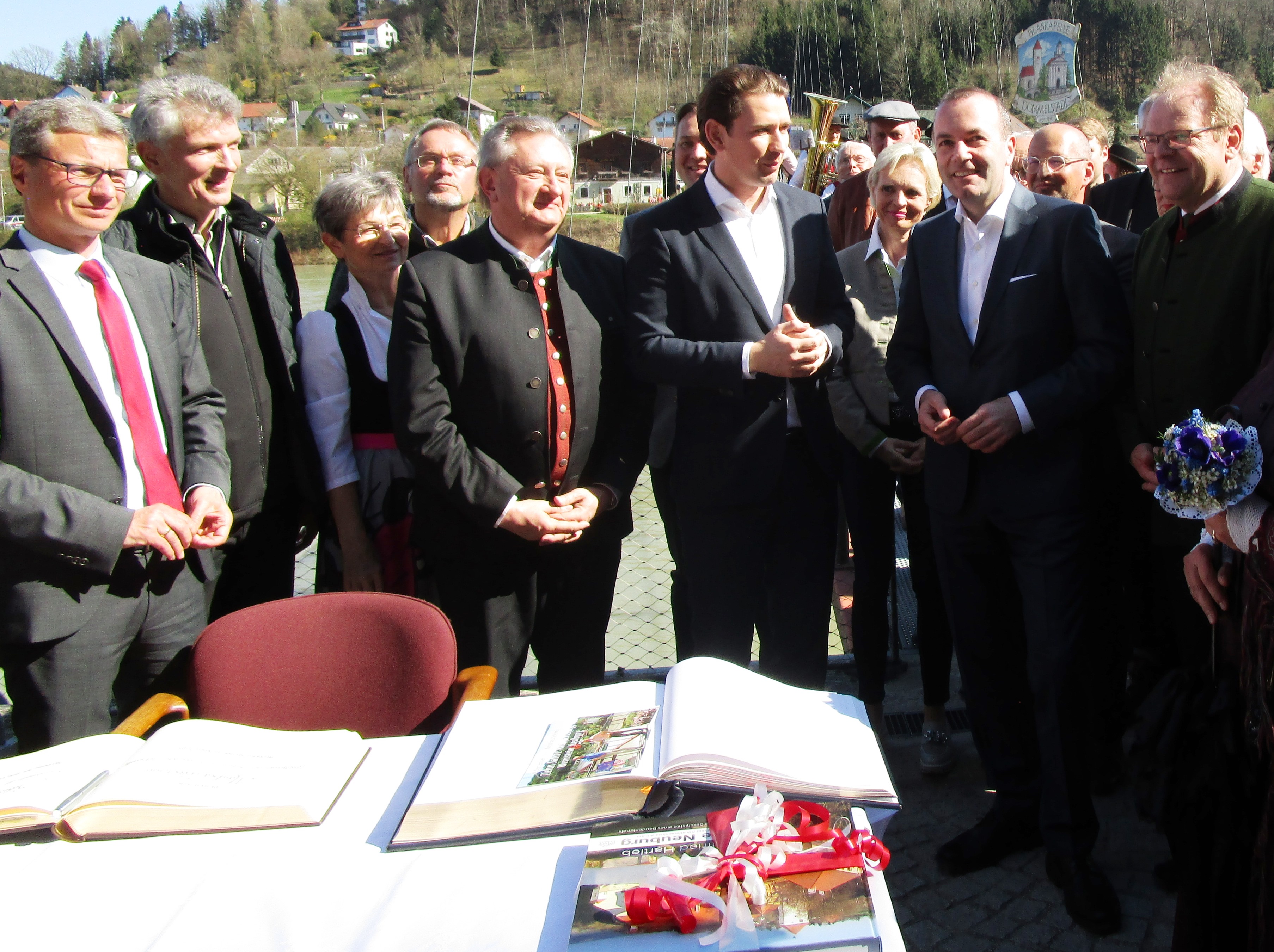 Landrat Franz Meyer (5.v.l.) begrüßte mit Neuburgs Bürgermeister Wolfgang Lindmeier (r.) Österreichs Bundeskanzler Sebastian Kurz (6.v.l.) und MdEP Manfred Weber (3.v.r.).