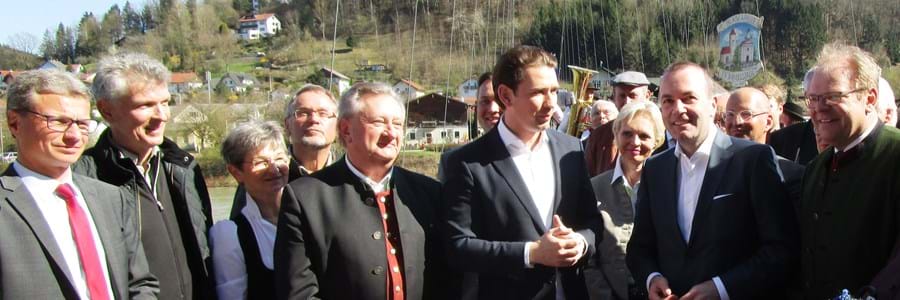 Landrat Franz Meyer (5.v.l.) begrüßte mit Neuburgs Bürgermeister Wolfgang Lindmeier (r.) Österreichs Bundeskanzler Sebastian Kurz (6.v.l.) und MdEP Manfred Weber (3.v.r.).
