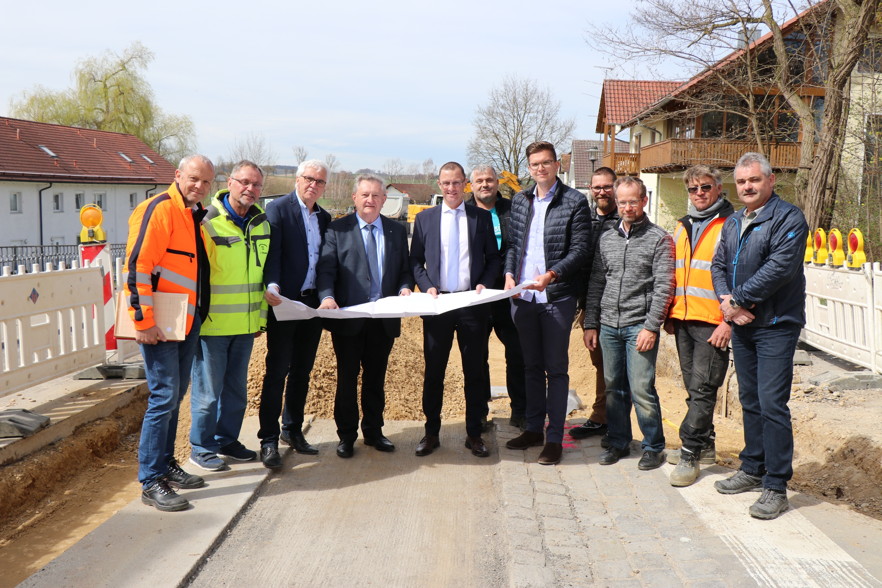 Zum offiziellen Beginn des zweiten Bauabschnitts des Ausbaus der Ortsdurchfahrt Bad Höhenstadt trafen sich Herbert Hebel (v.l.) (Kreisstraßenverwaltung), Josef Stöcker (Zweckverband Wasserversorgung Unteres Inntal), Manfred Hammer (Bürgermeister Fürstenzell), Landrat Franz Meyer, Armin Diewald (Regierungsdirektor Landratsamt Passau) und Franz Voggenreiter (Marktrat Fürstenzell) mit den Vertretern des Planungsbüros und der ausführenden Baufirma an der Kreisstraße PA 9.