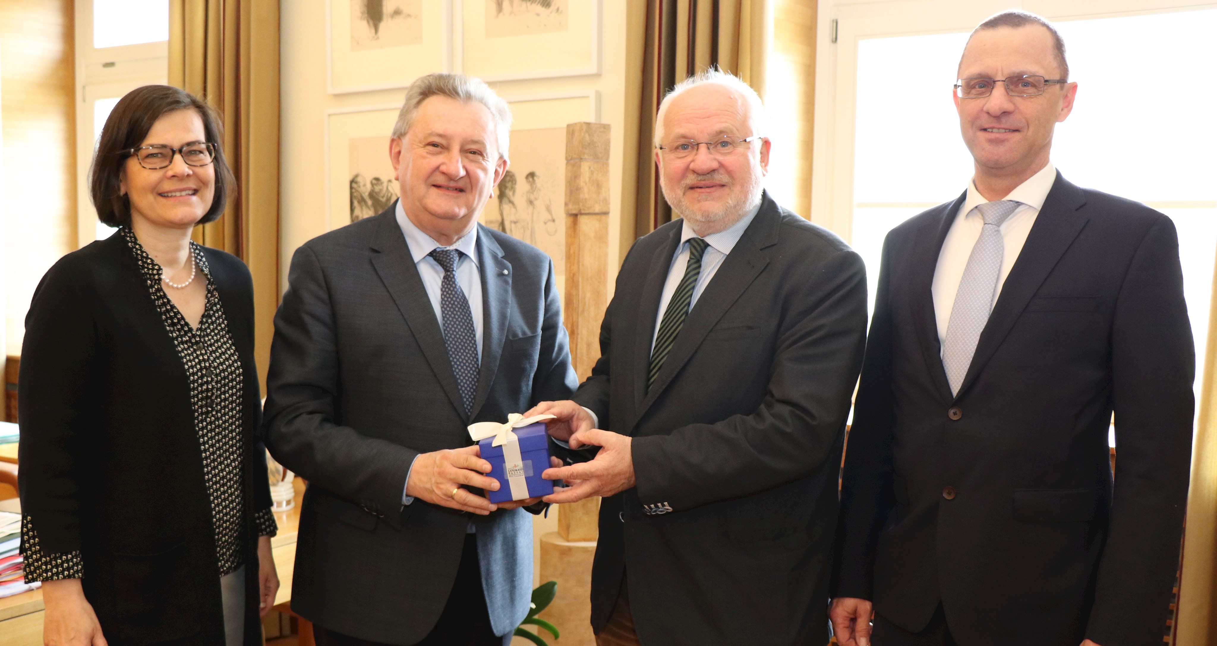 Bei der Verabschiedung von Forstdirektor Johann Gaisbauer (2.v.r.) am Landratsamt: Regierungsdirektorin Verena Schwarz (v.l.), Landrat Franz Meyer und Regierungsdirektor Armin Diewald.